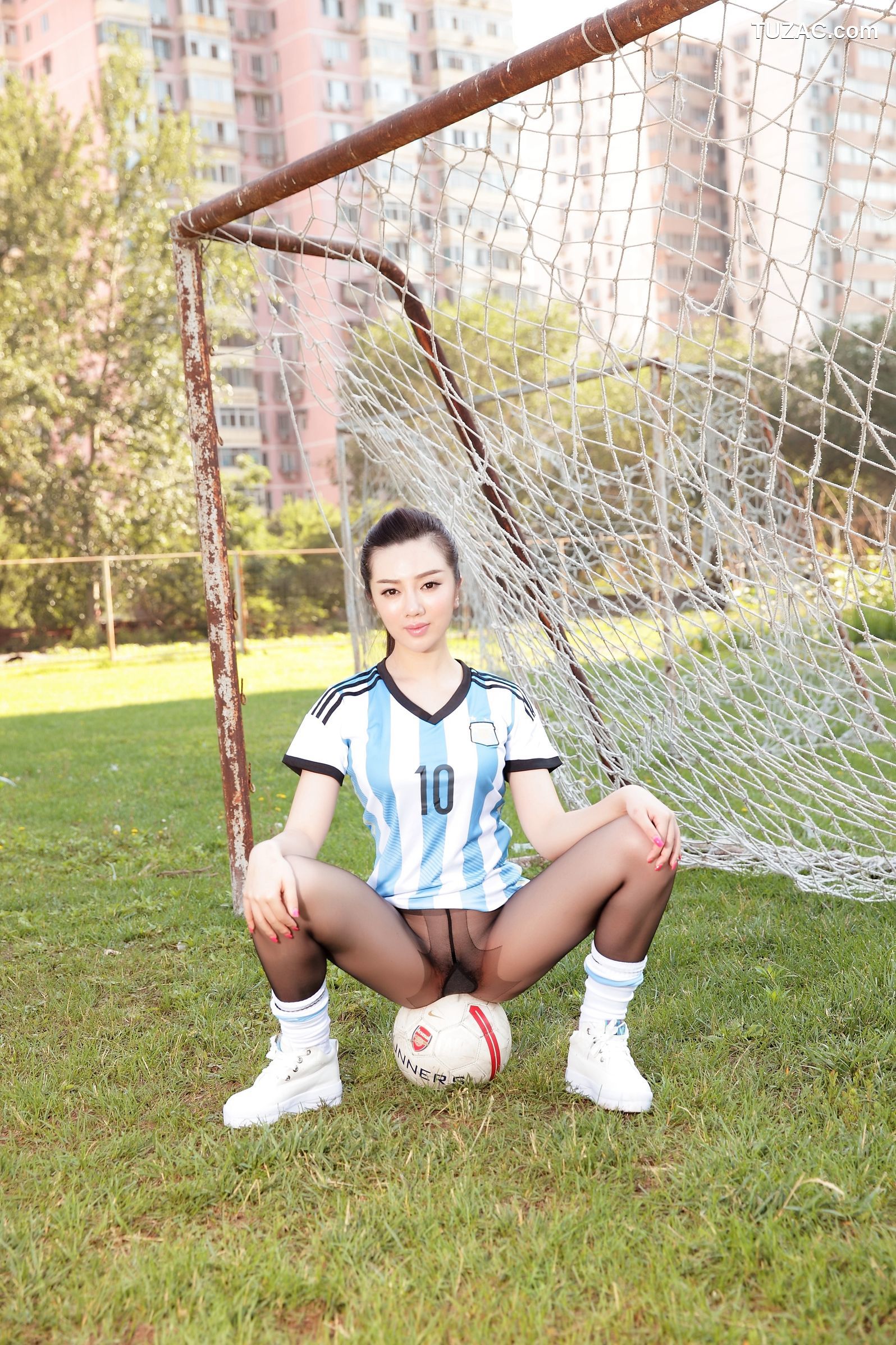 AISS爱丝-F4001-佳慧《绿茵场上我只穿了黑丝》