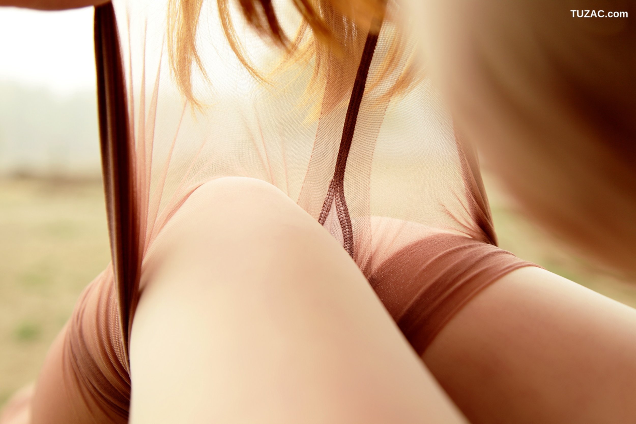 AISS爱丝-F4017-《冬日外景无底丝袜》不一样的感受