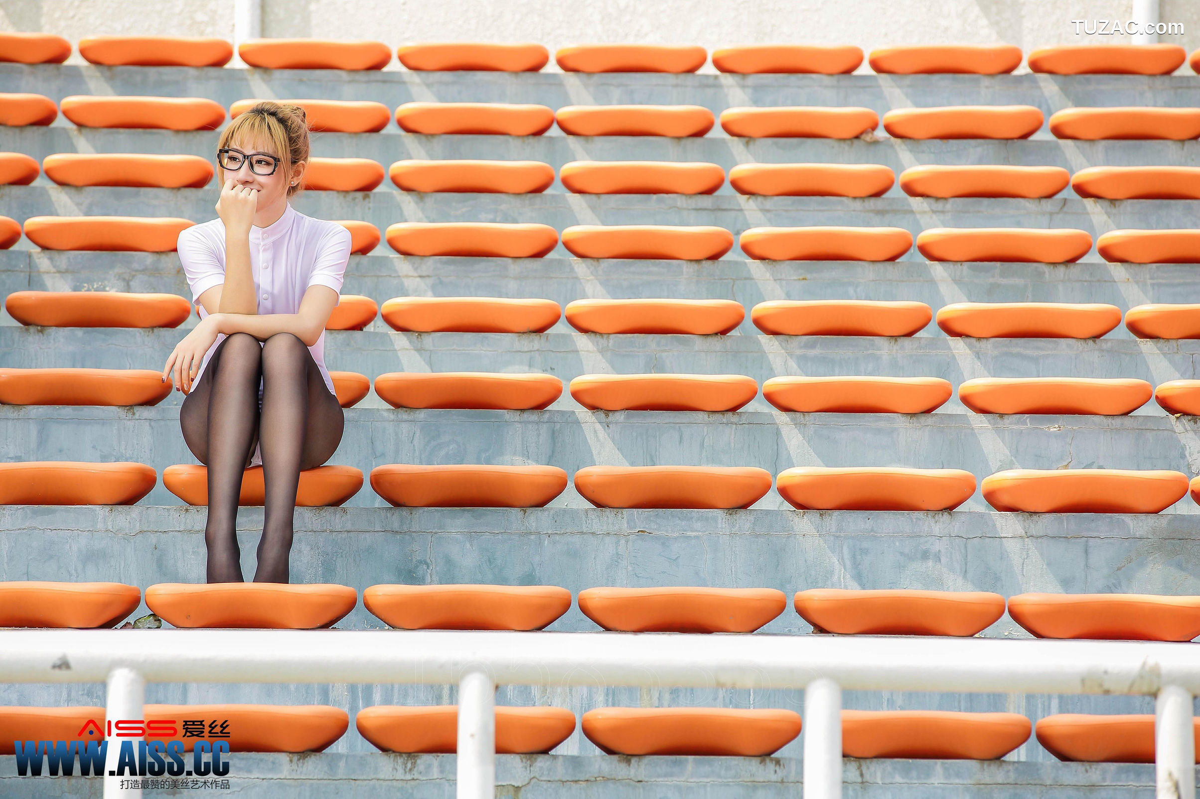 AISS爱丝-F5026-何冉-《操場上的直穿少女》