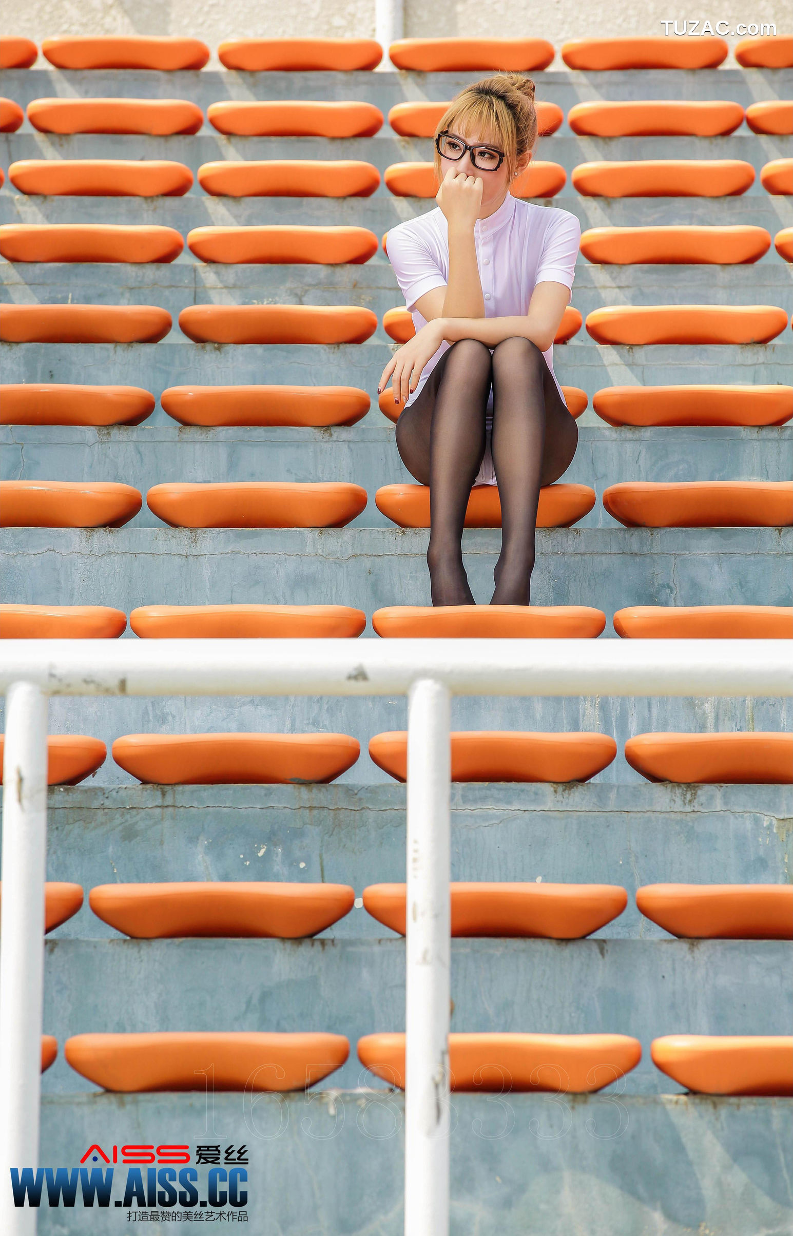 AISS爱丝-F5026-何冉-《操場上的直穿少女》