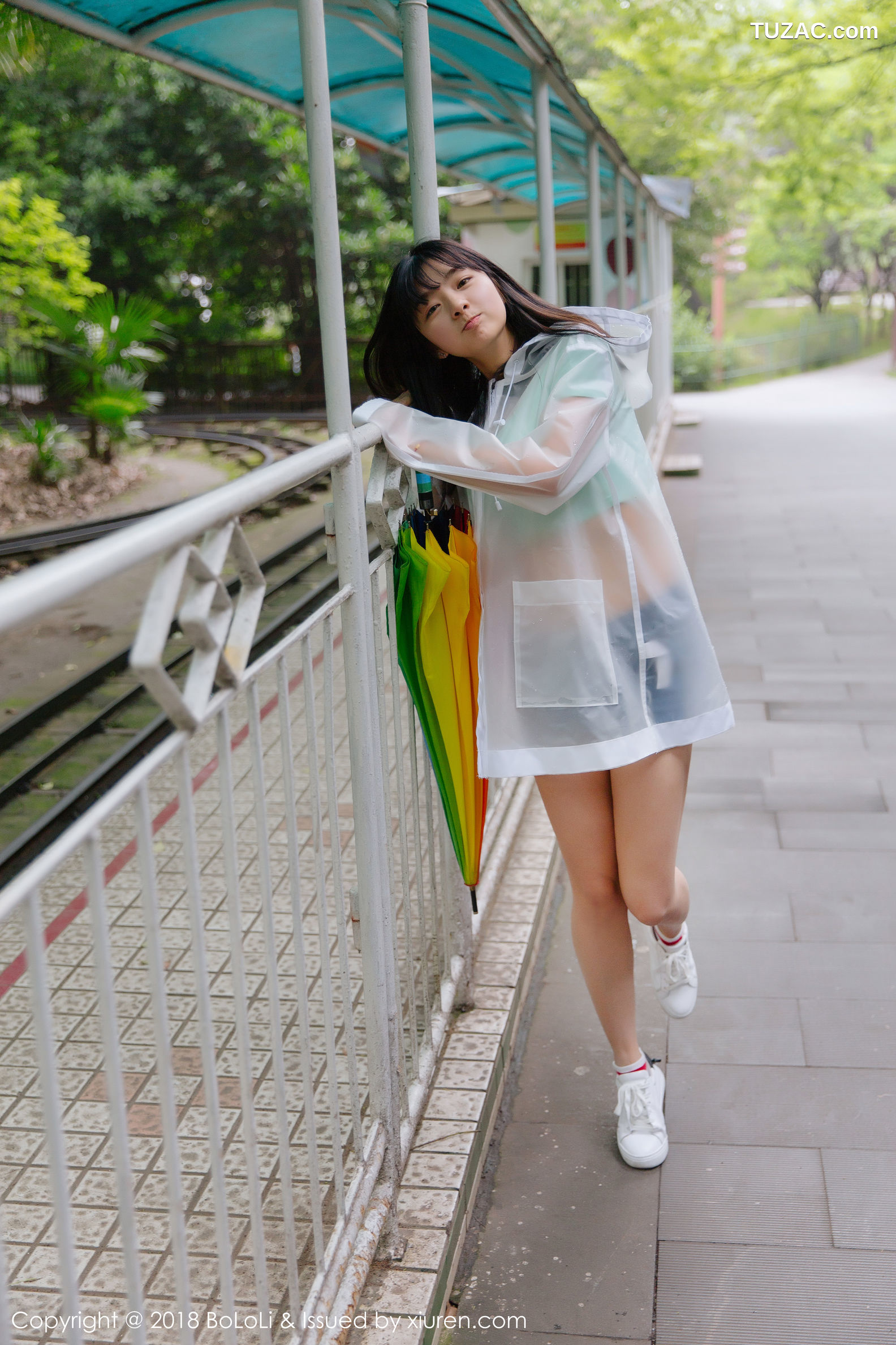 BoLoli波萝社-Vol.106-球球-雨天公园透明雨衣牛仔裤