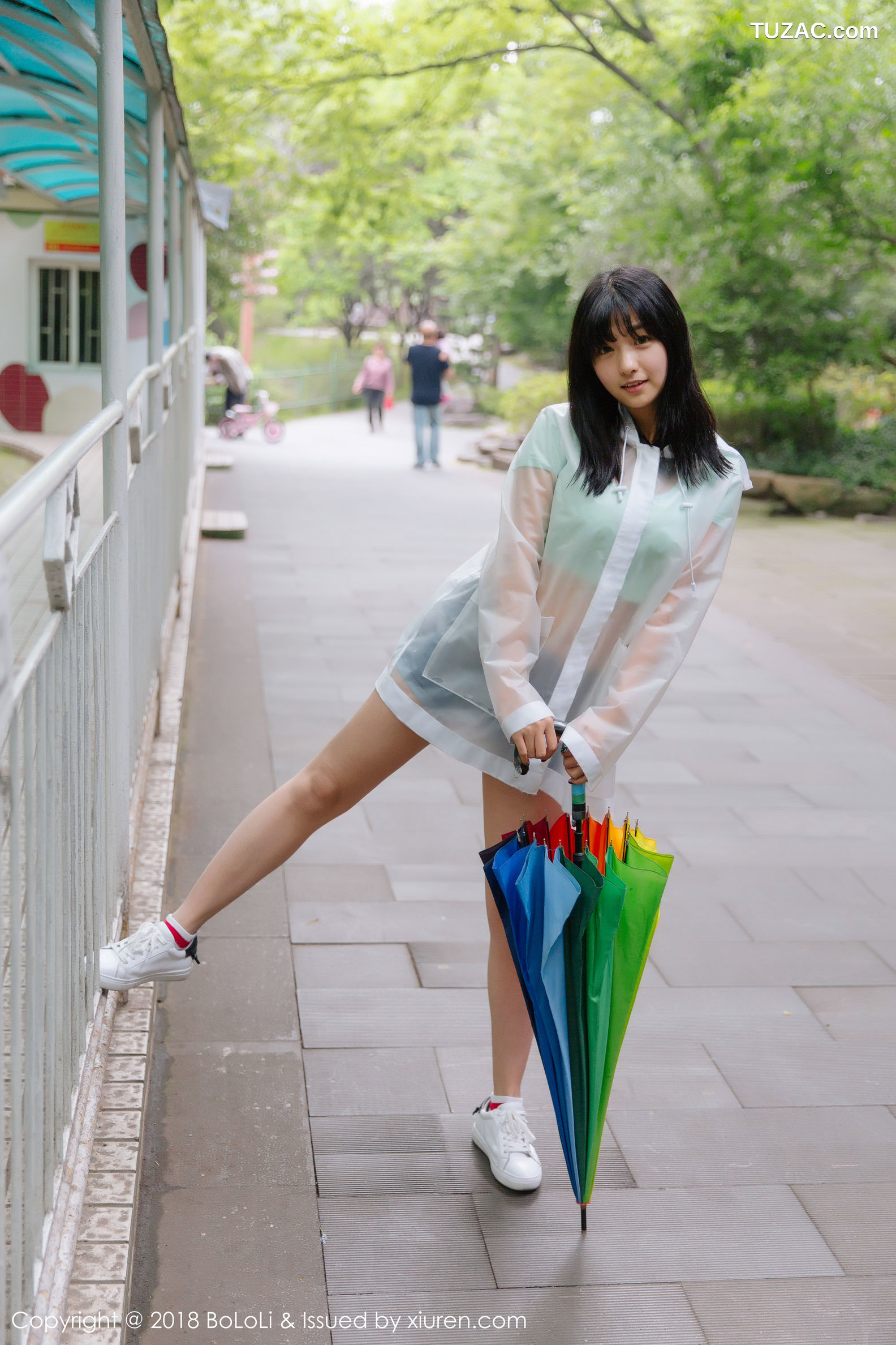 BoLoli波萝社-Vol.106-球球-雨天公园透明雨衣牛仔裤