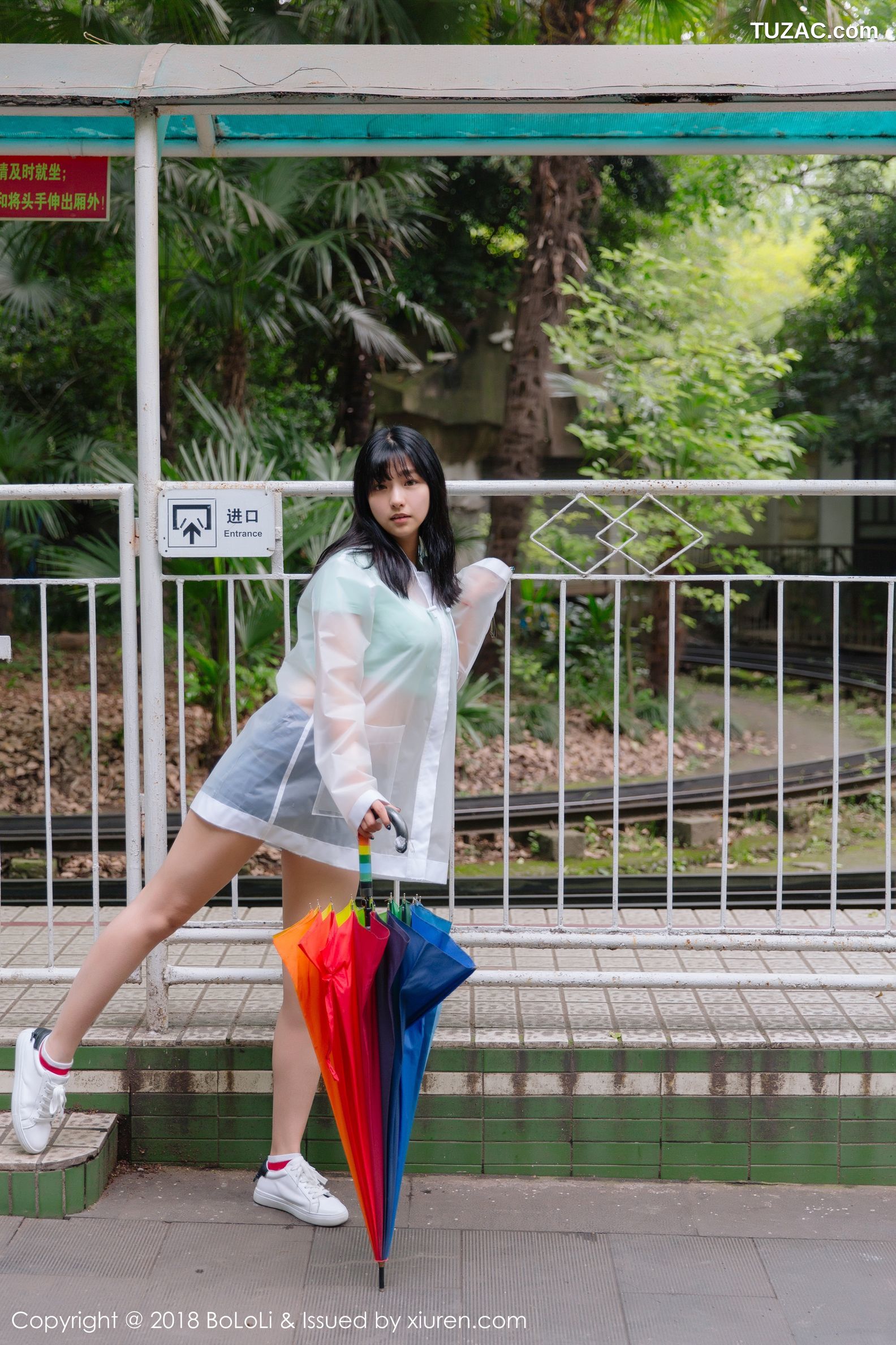 BoLoli波萝社-Vol.106-球球-雨天公园透明雨衣牛仔裤