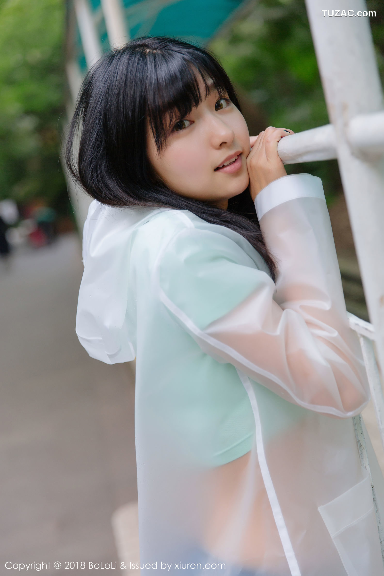 BoLoli波萝社-Vol.106-球球-雨天公园透明雨衣牛仔裤