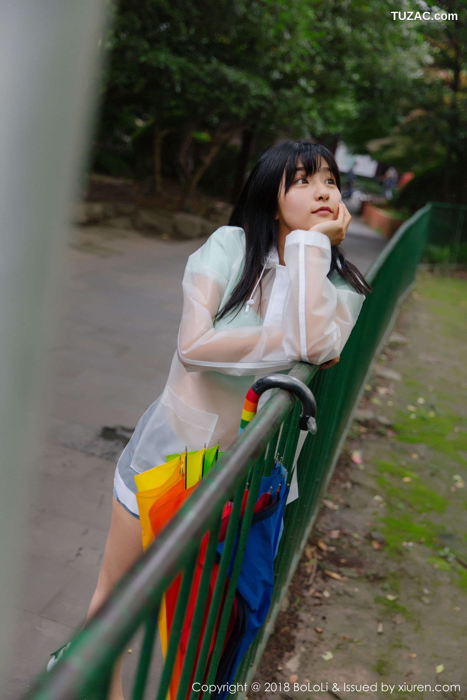 BoLoli波萝社-Vol.106-球球-雨天公园透明雨衣牛仔裤