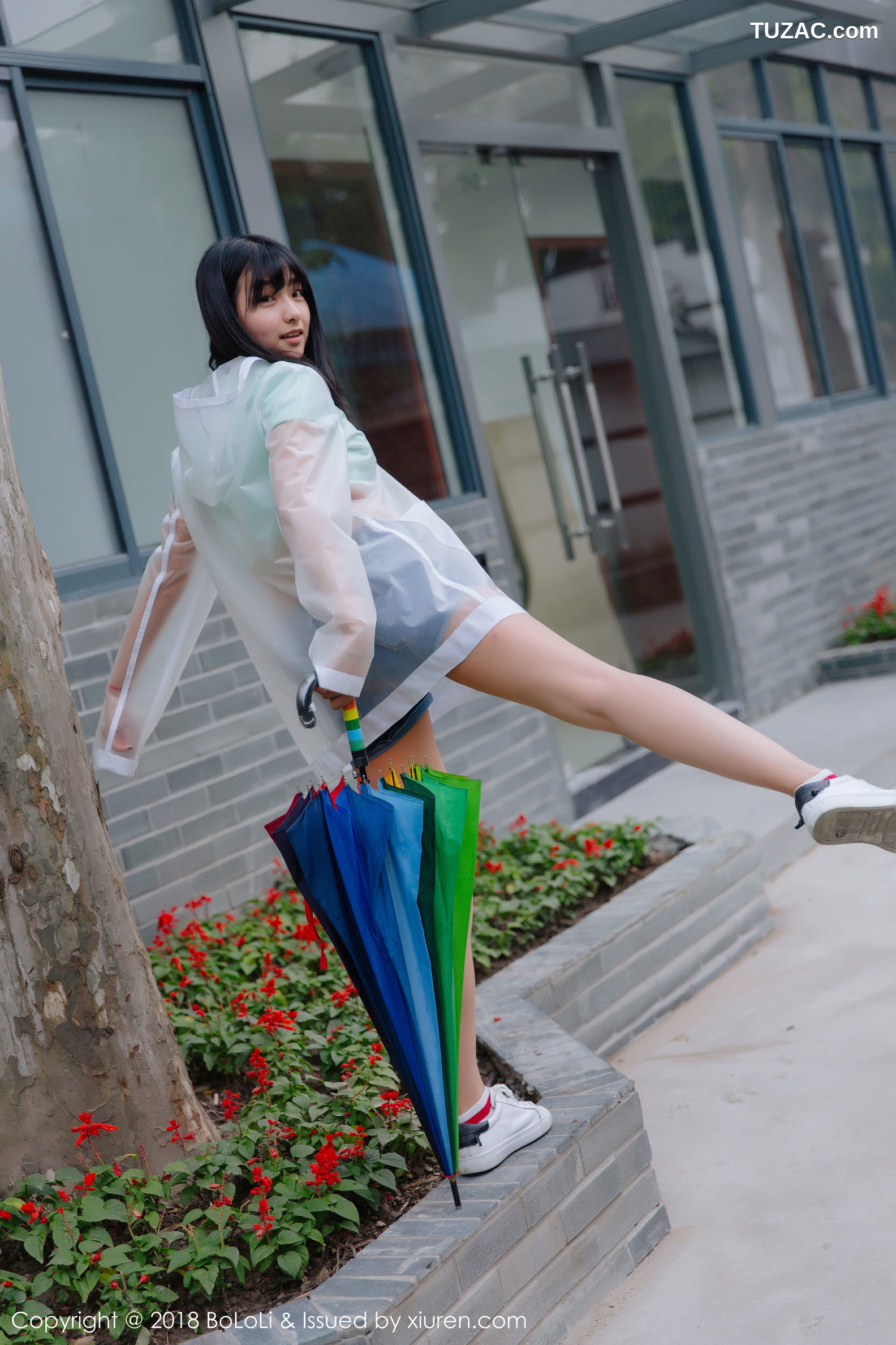 BoLoli波萝社-Vol.106-球球-雨天公园透明雨衣牛仔裤