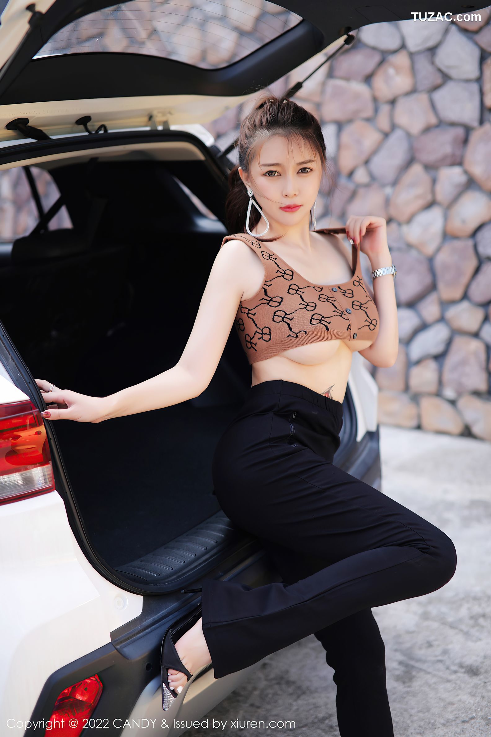 Candy网红馆-085-凯竹姐姐-户外汽车女郎御姐美腿-2022.02.15