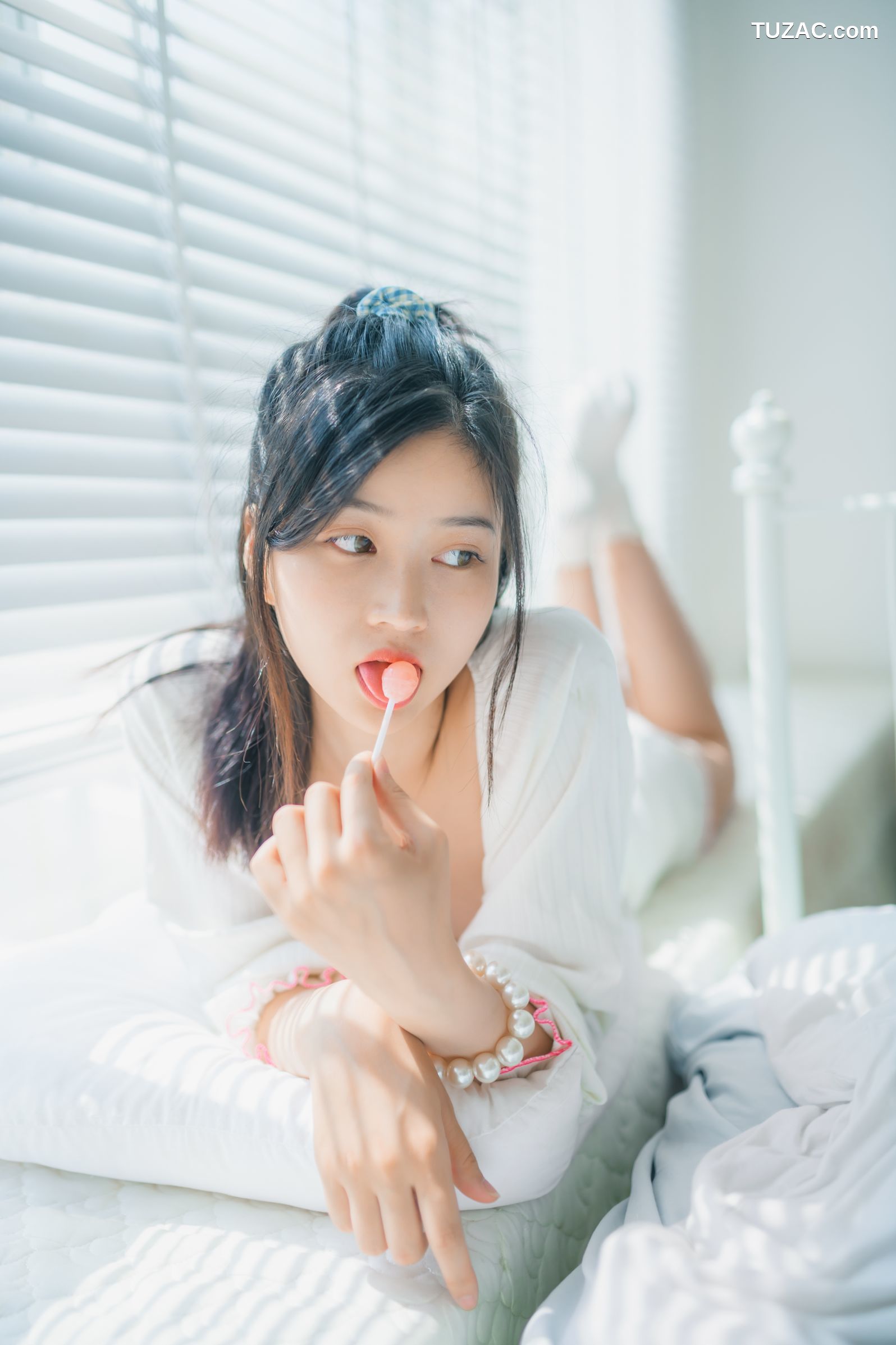 年年-爱吃棒棒糖的少女