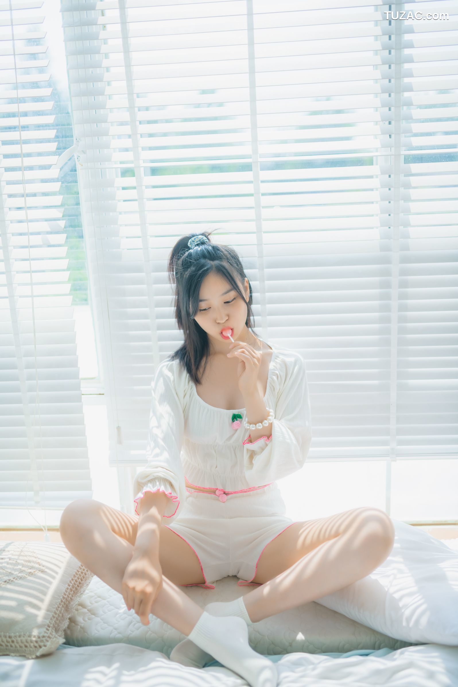 年年-爱吃棒棒糖的少女