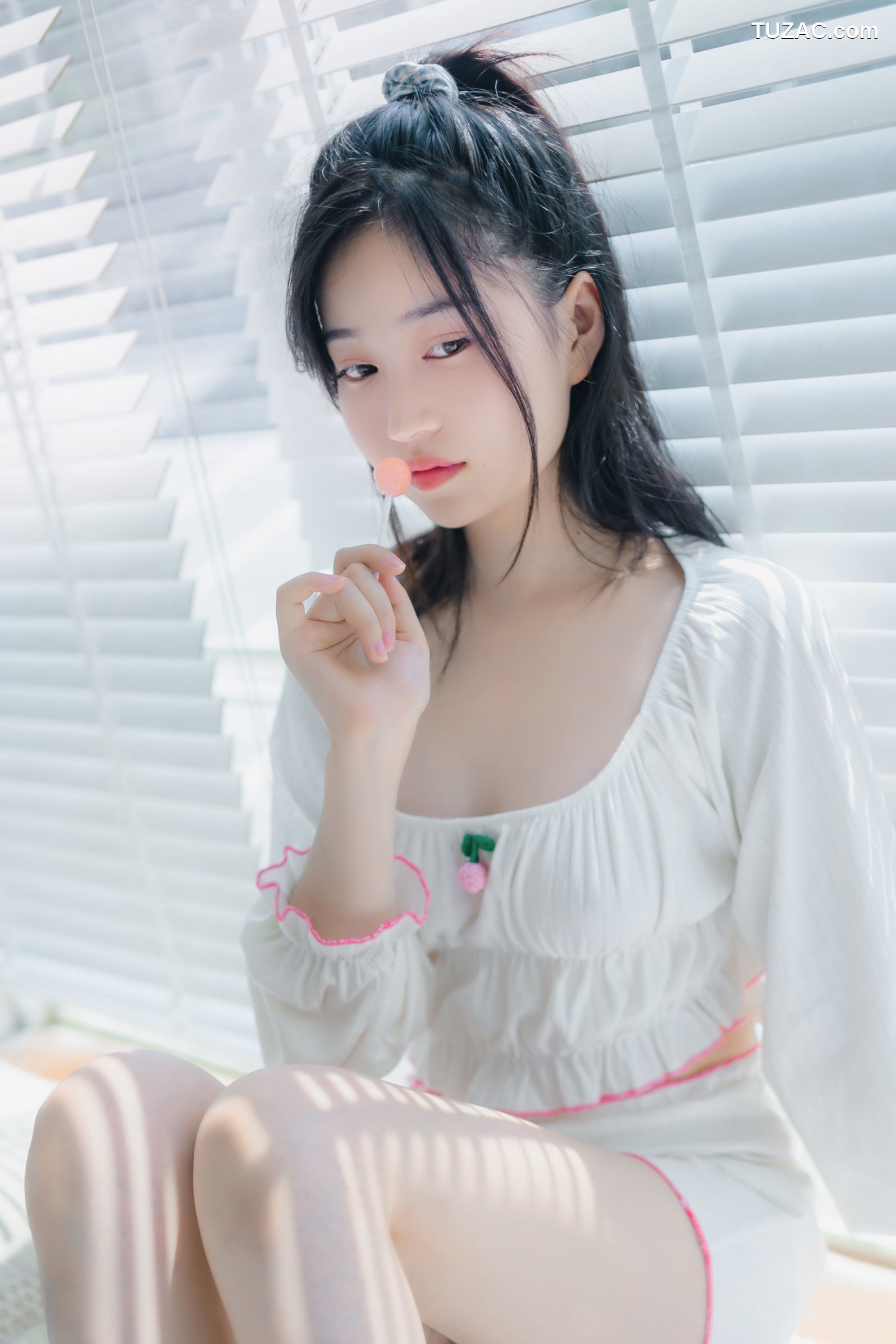 年年-爱吃棒棒糖的少女