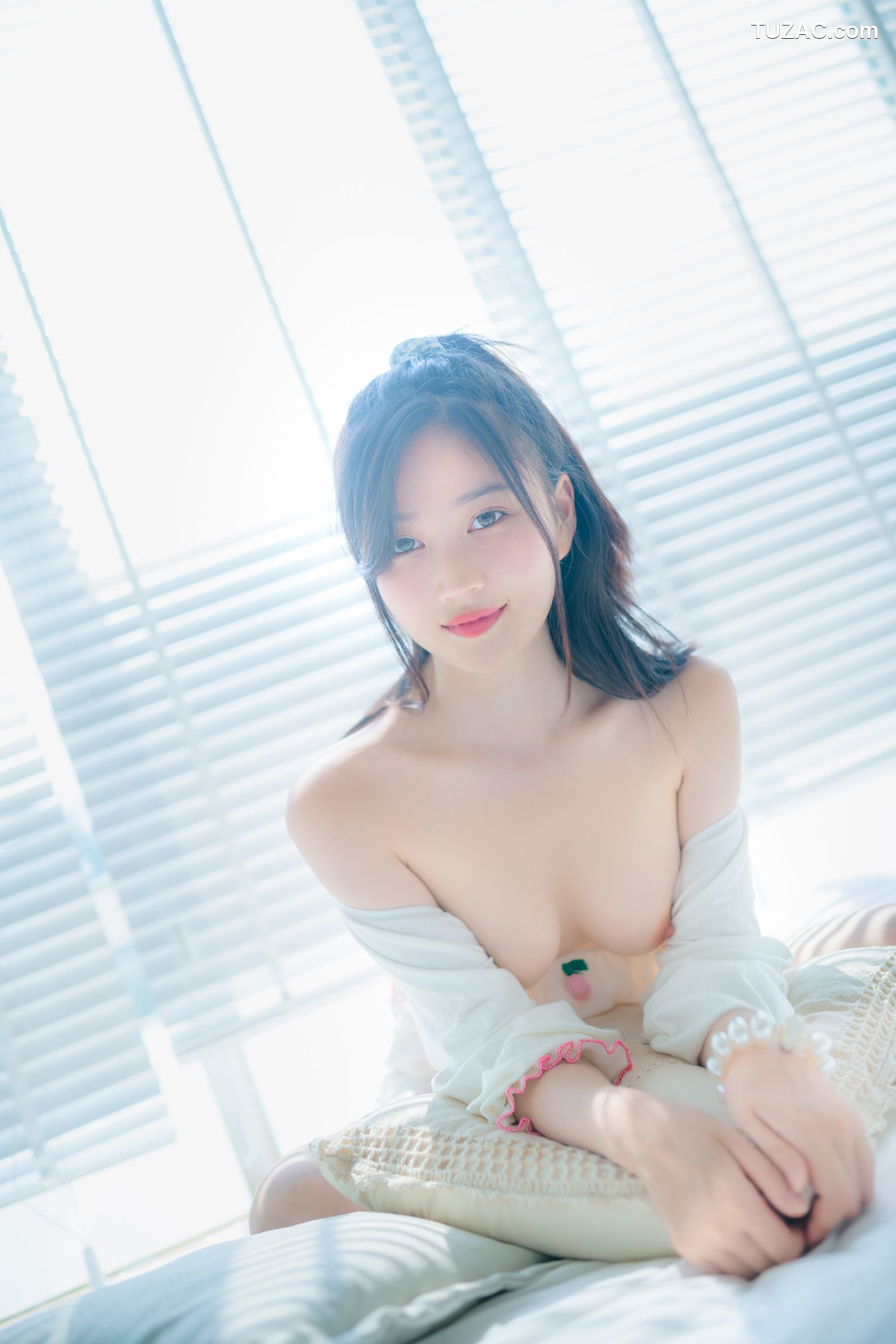 年年-爱吃棒棒糖的少女