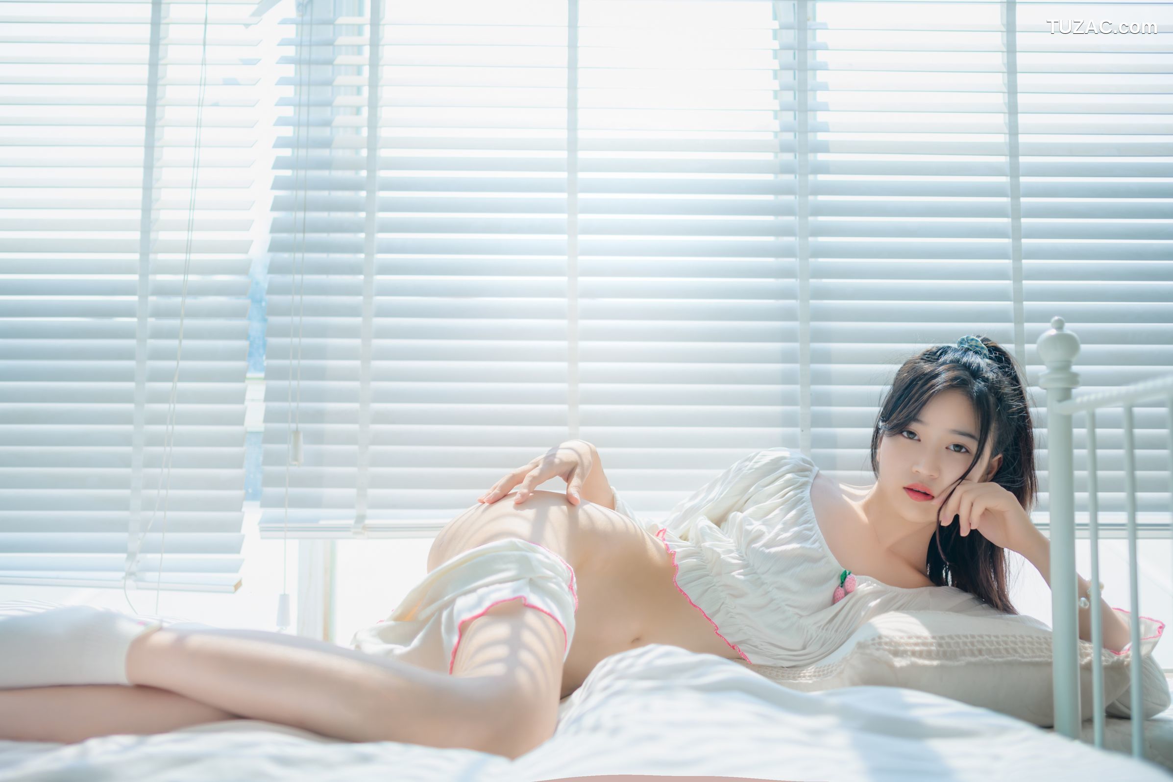 年年-爱吃棒棒糖的少女