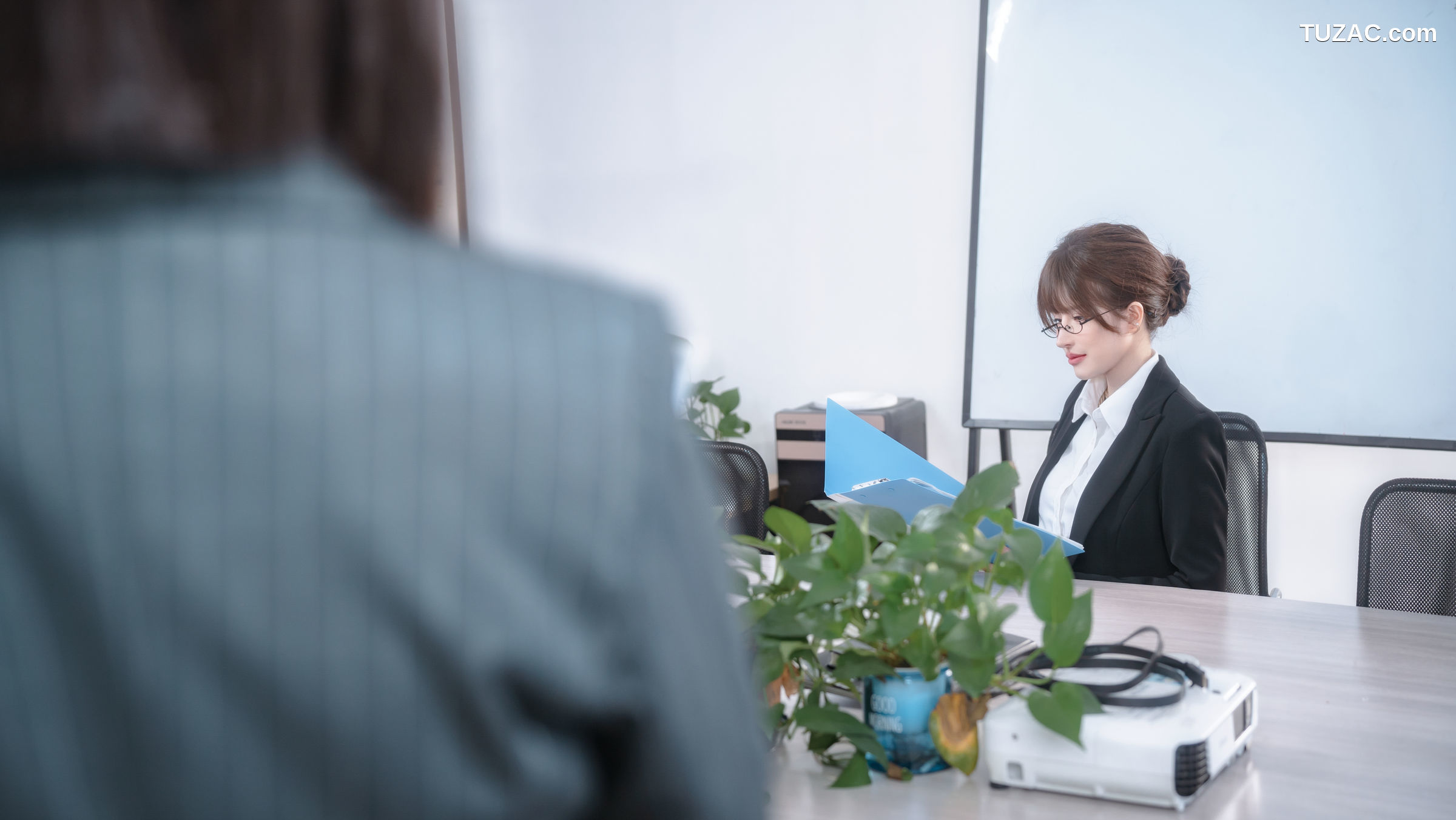 鹿八岁-女上司和女下属