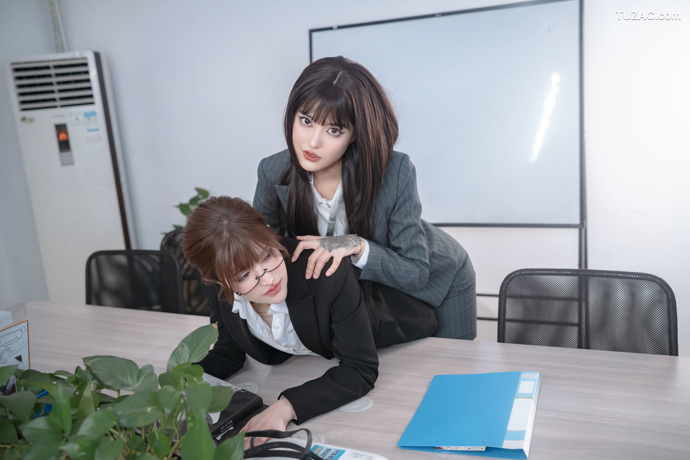 鹿八岁-女上司和女下属