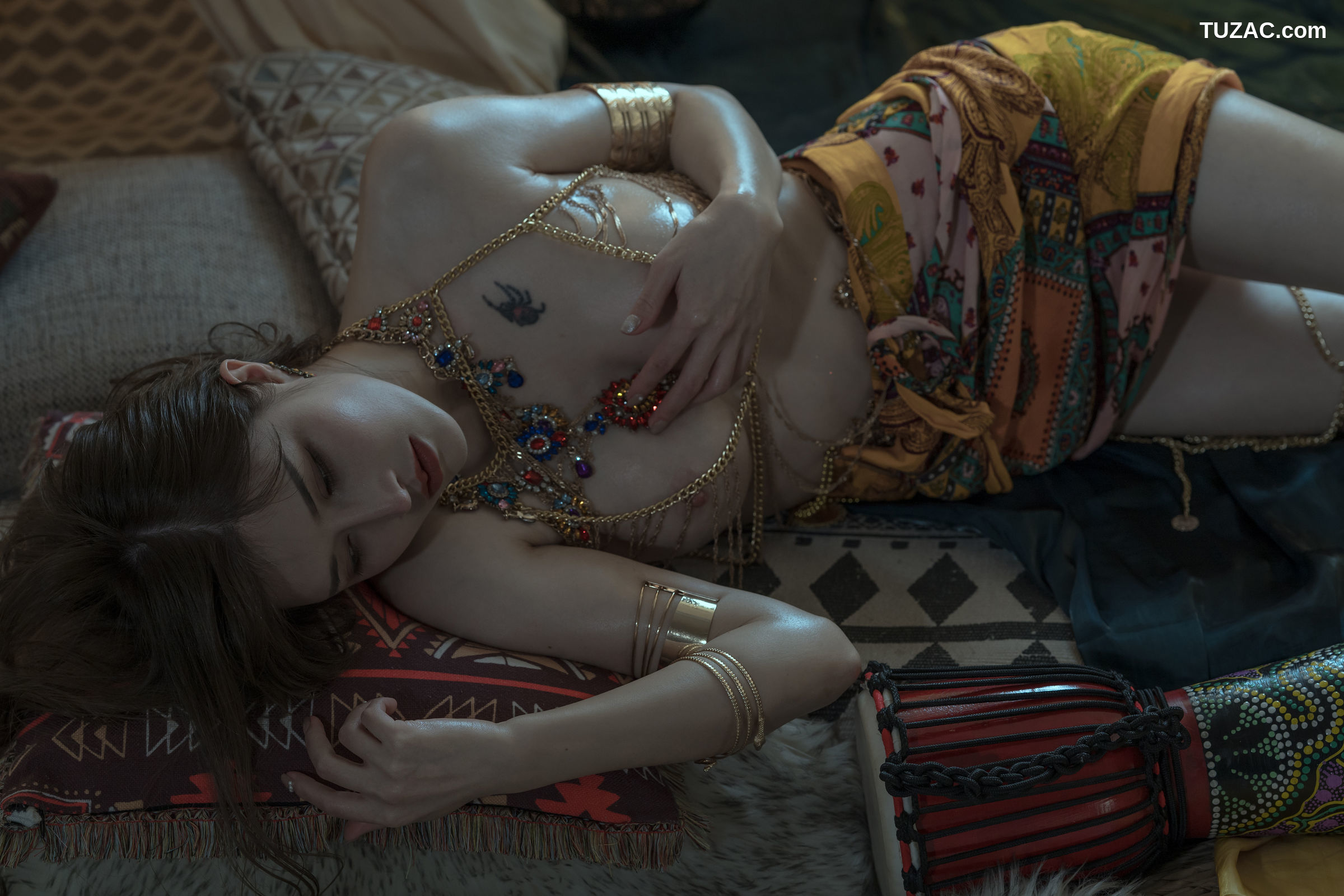 鹿八岁-异域少女