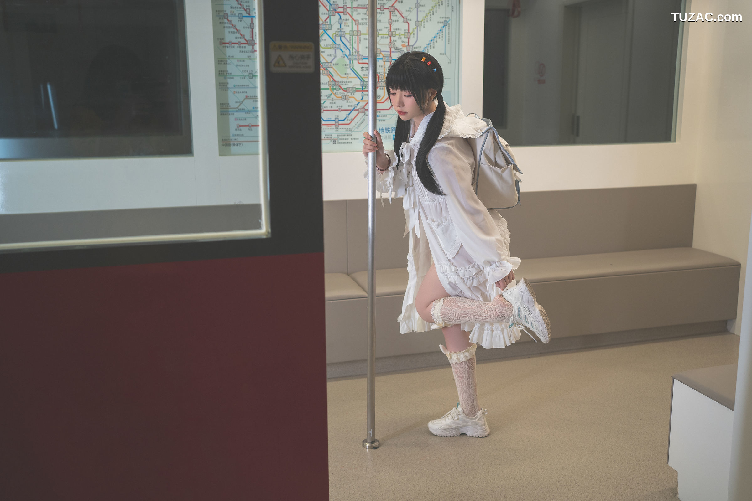 爆机少女喵小吉-深夜末班地铁