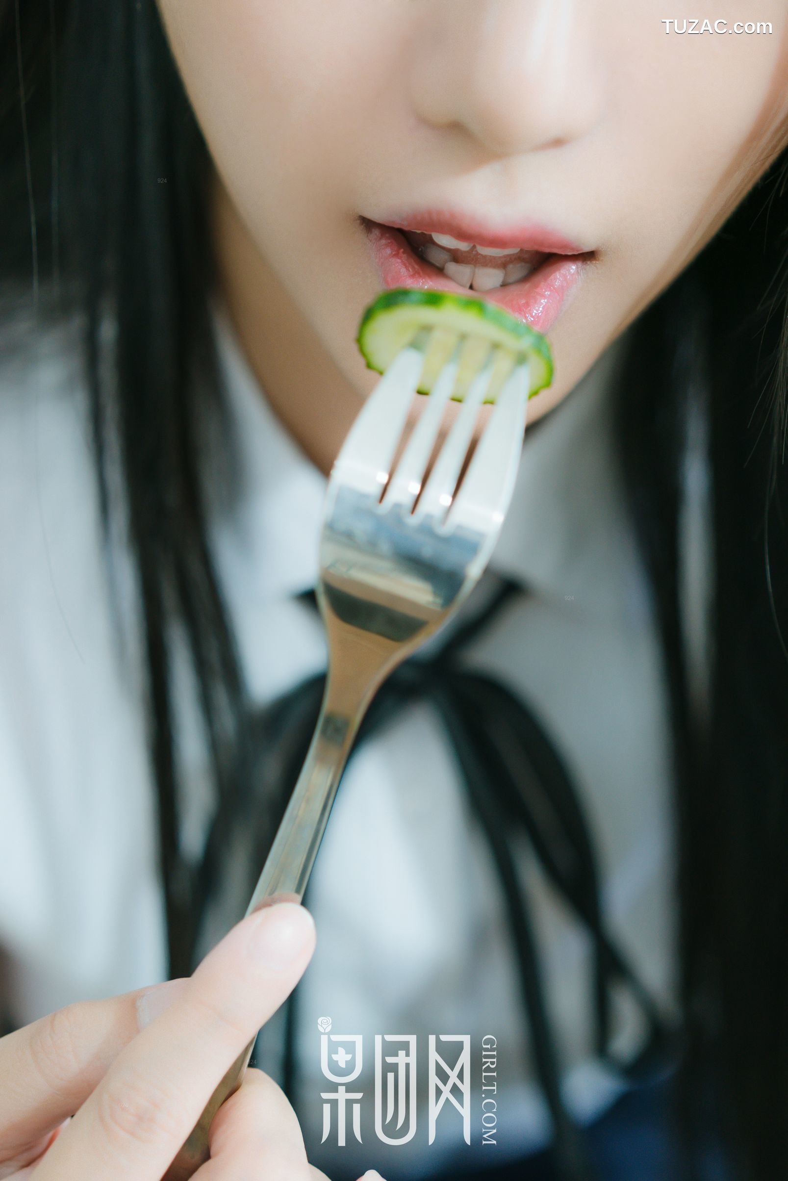 GIRLT果团网-047-宓兔兔er-日系学生装-香肩翘臀vs裸背美腿