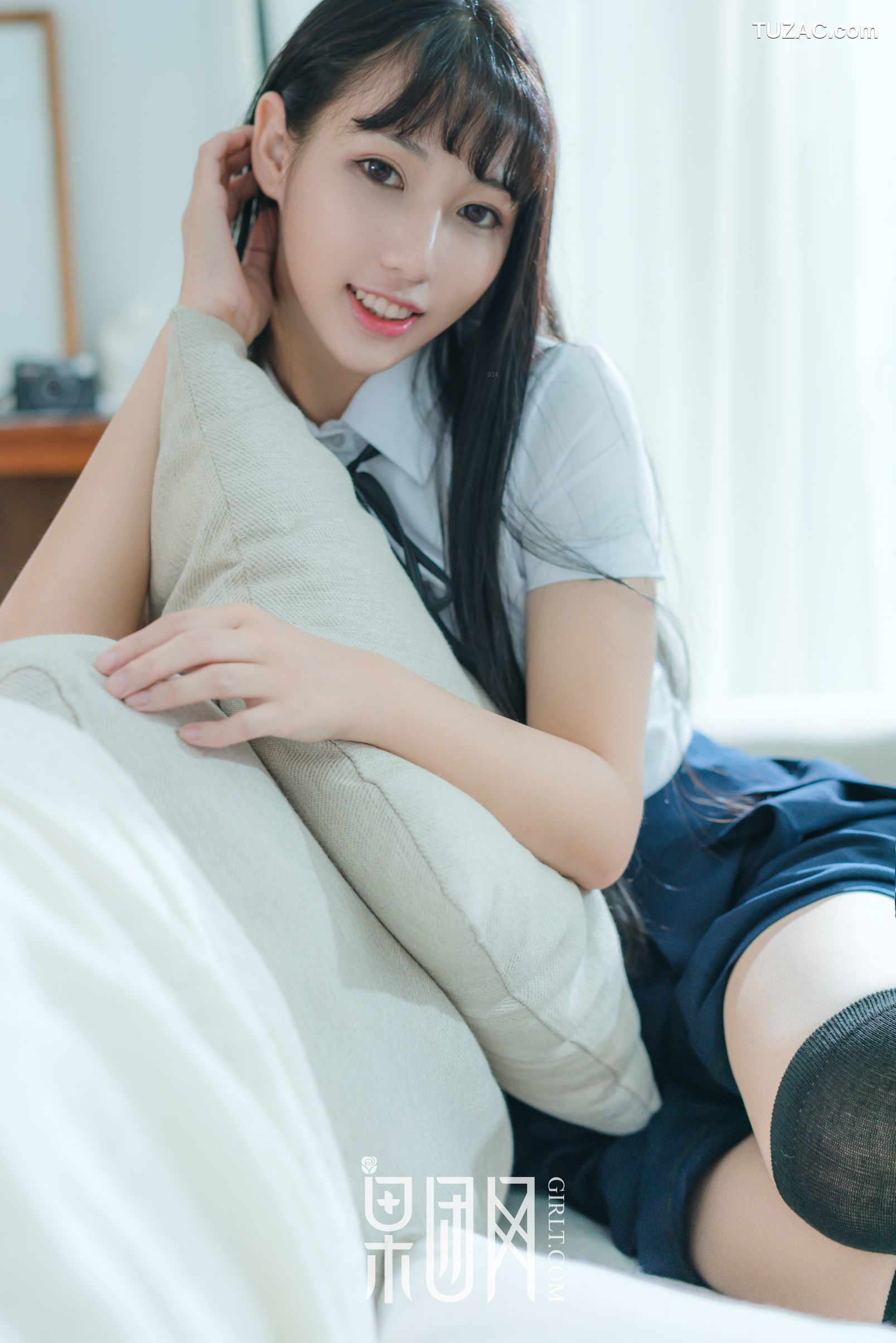 GIRLT果团网-047-宓兔兔er-日系学生装-香肩翘臀vs裸背美腿