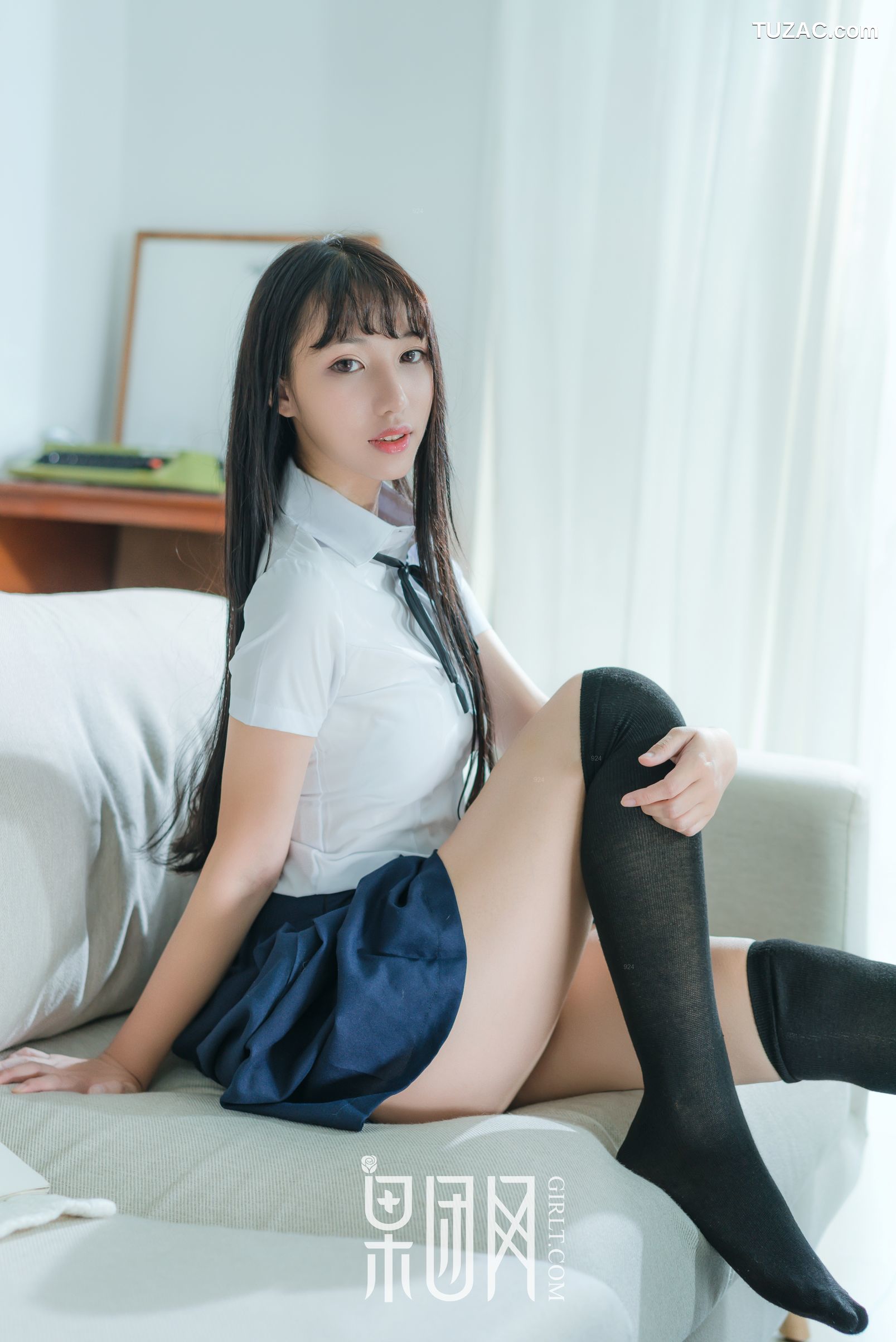 GIRLT果团网-047-宓兔兔er-日系学生装-香肩翘臀vs裸背美腿