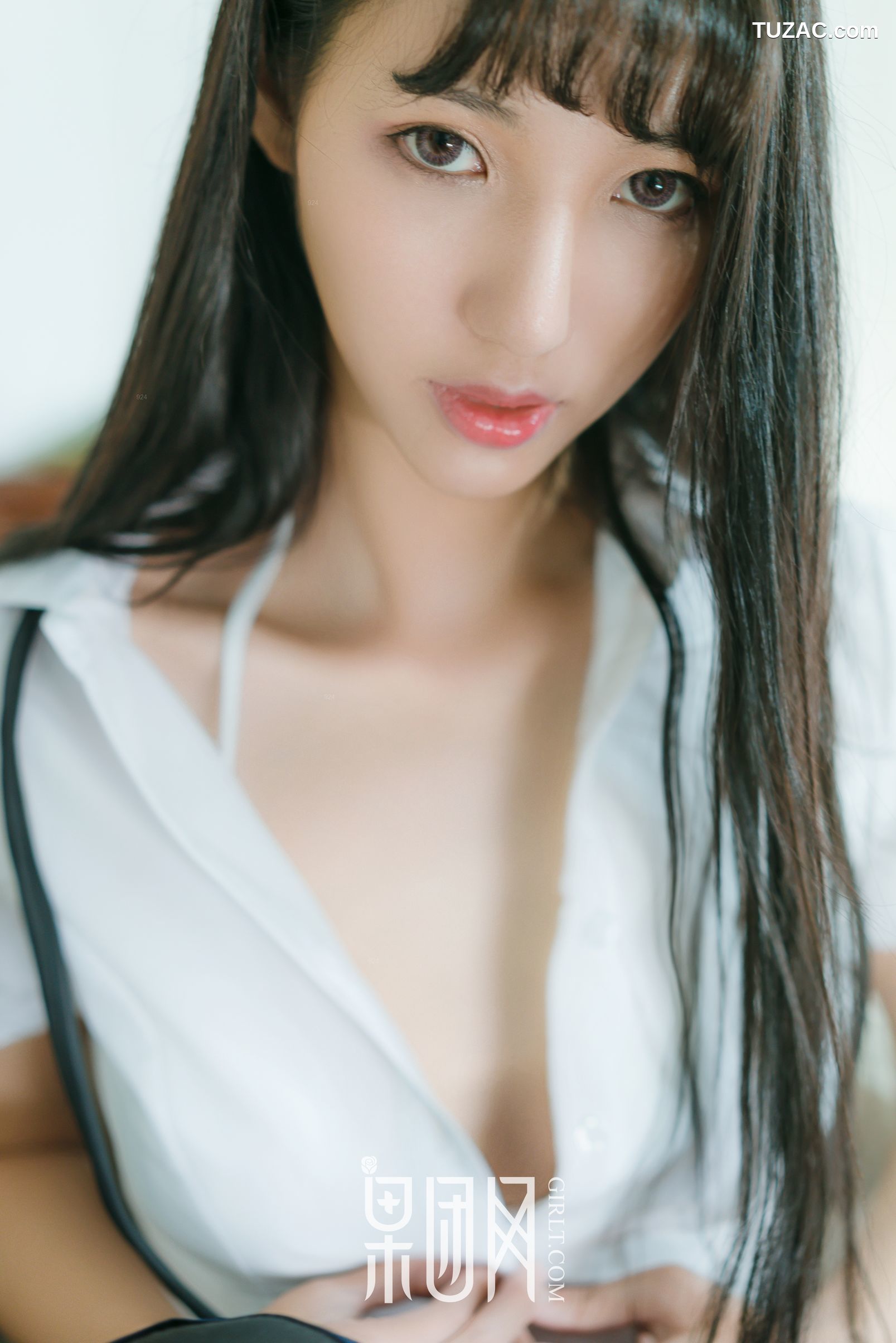 GIRLT果团网-047-宓兔兔er-日系学生装-香肩翘臀vs裸背美腿