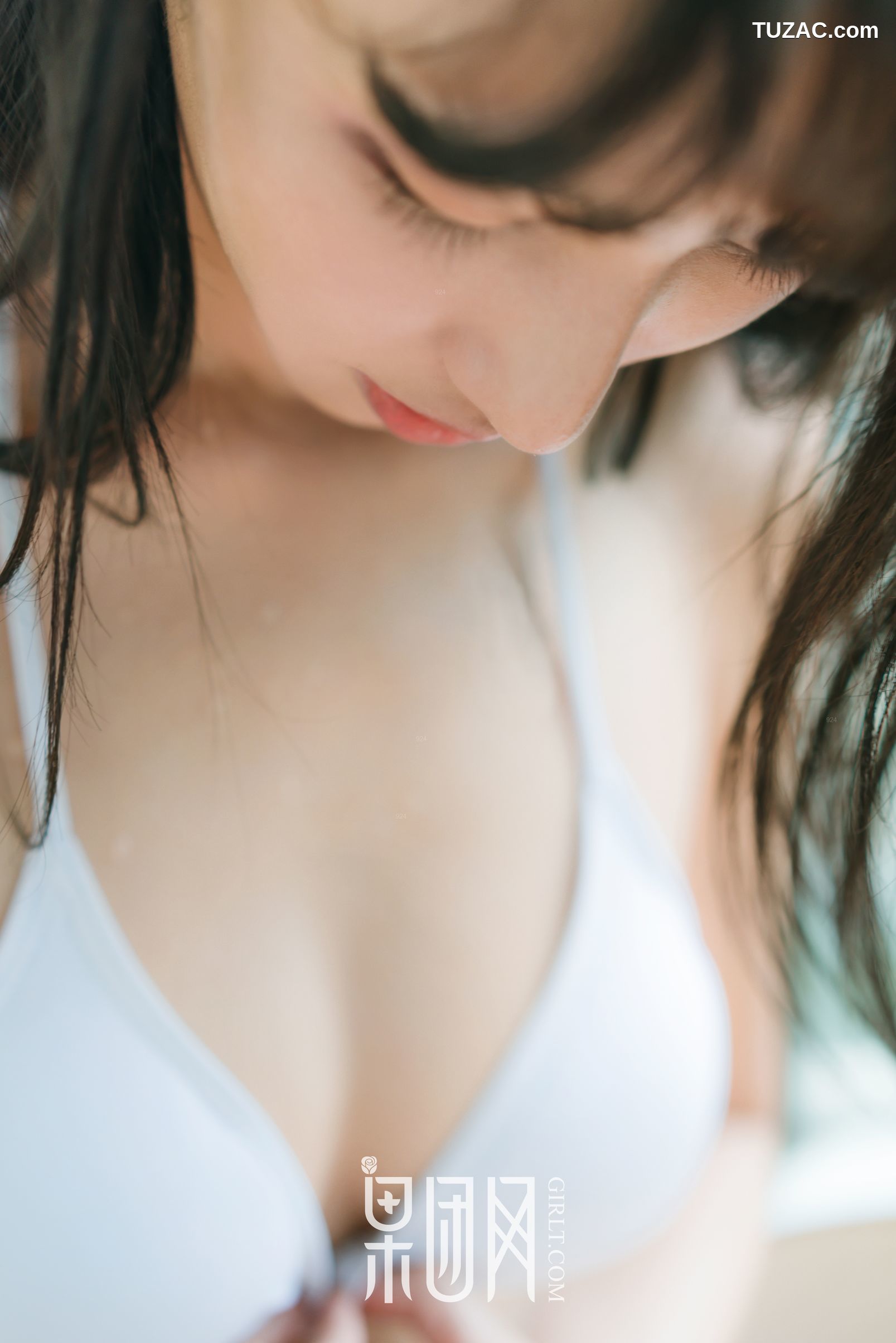 GIRLT果团网-047-宓兔兔er-日系学生装-香肩翘臀vs裸背美腿