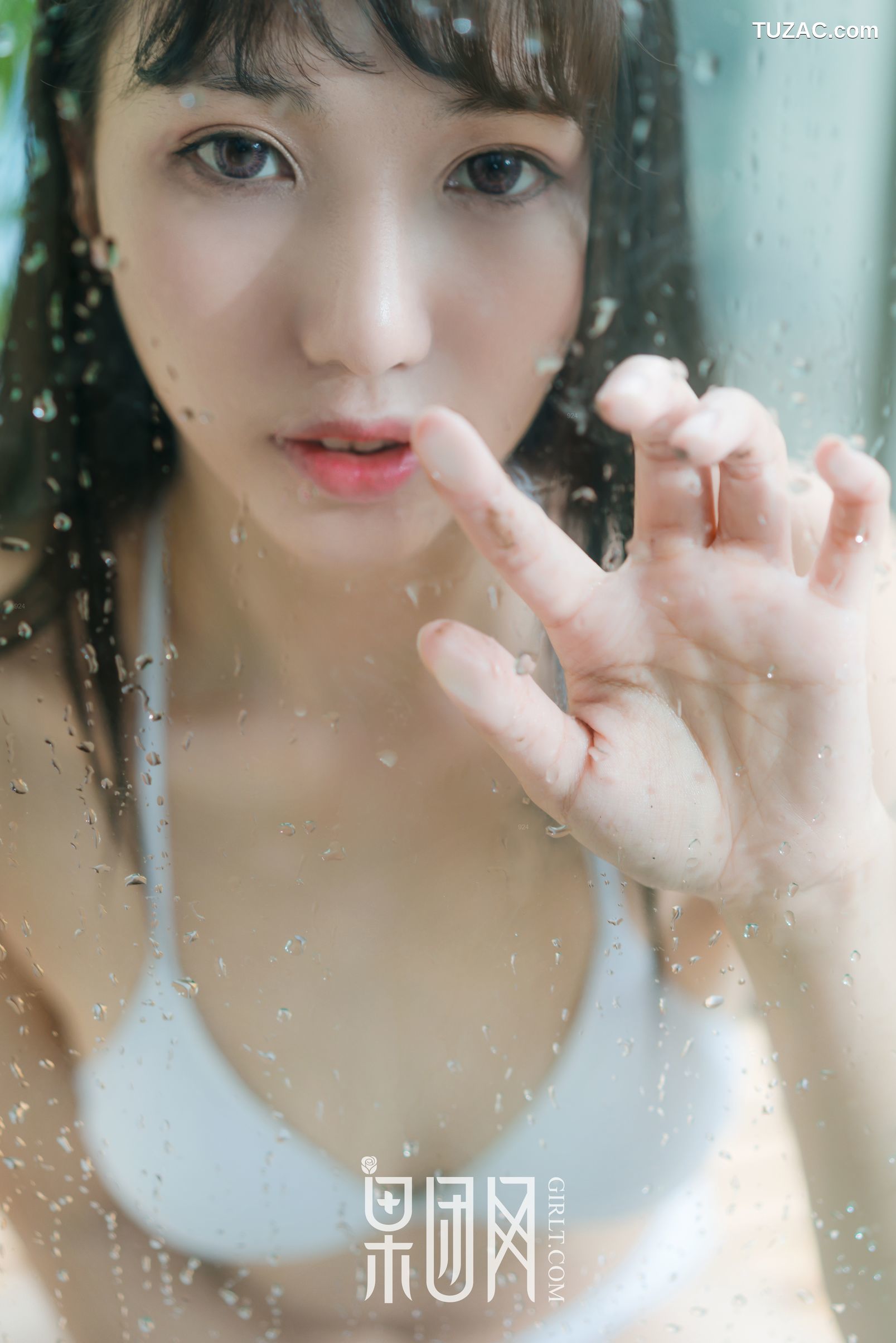 GIRLT果团网-047-宓兔兔er-日系学生装-香肩翘臀vs裸背美腿