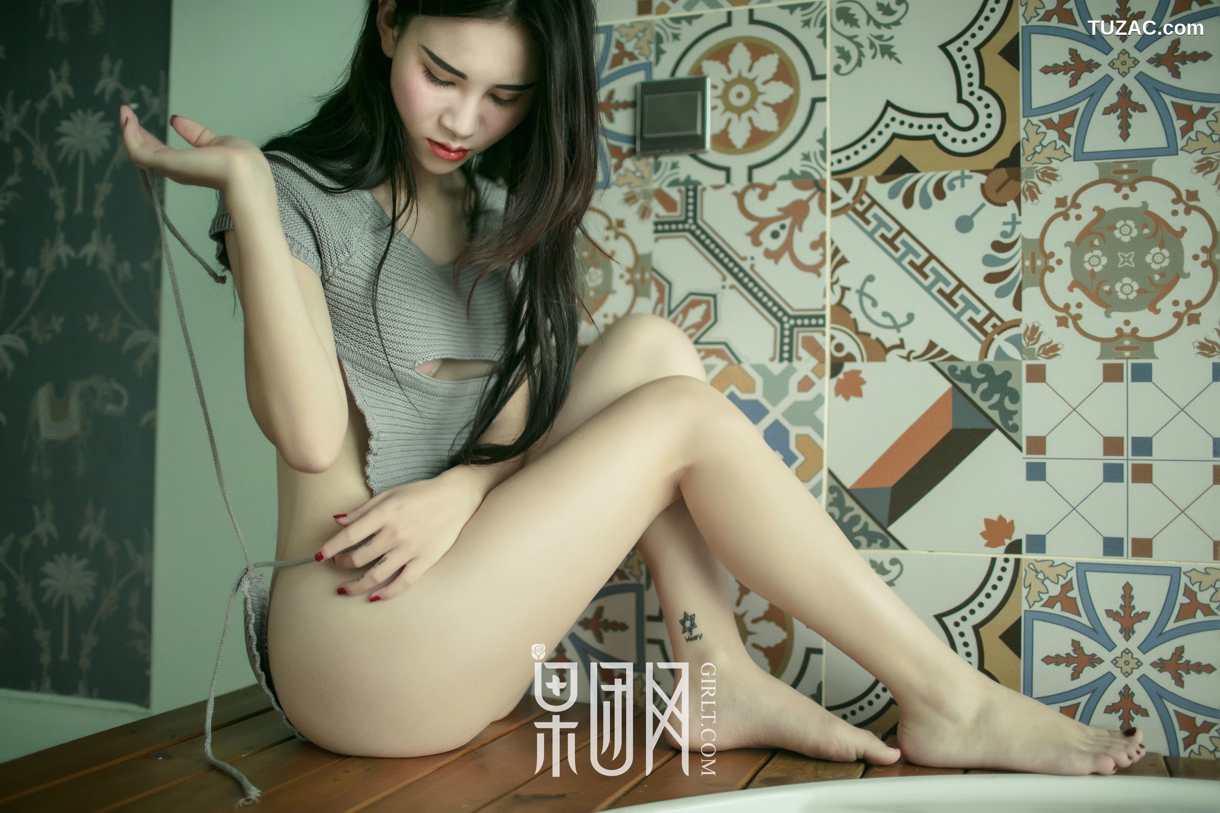 GIRLT果团网-075-万万-硬朗御姐真空上阵大秀美背-浴缸湿身无比勾魂