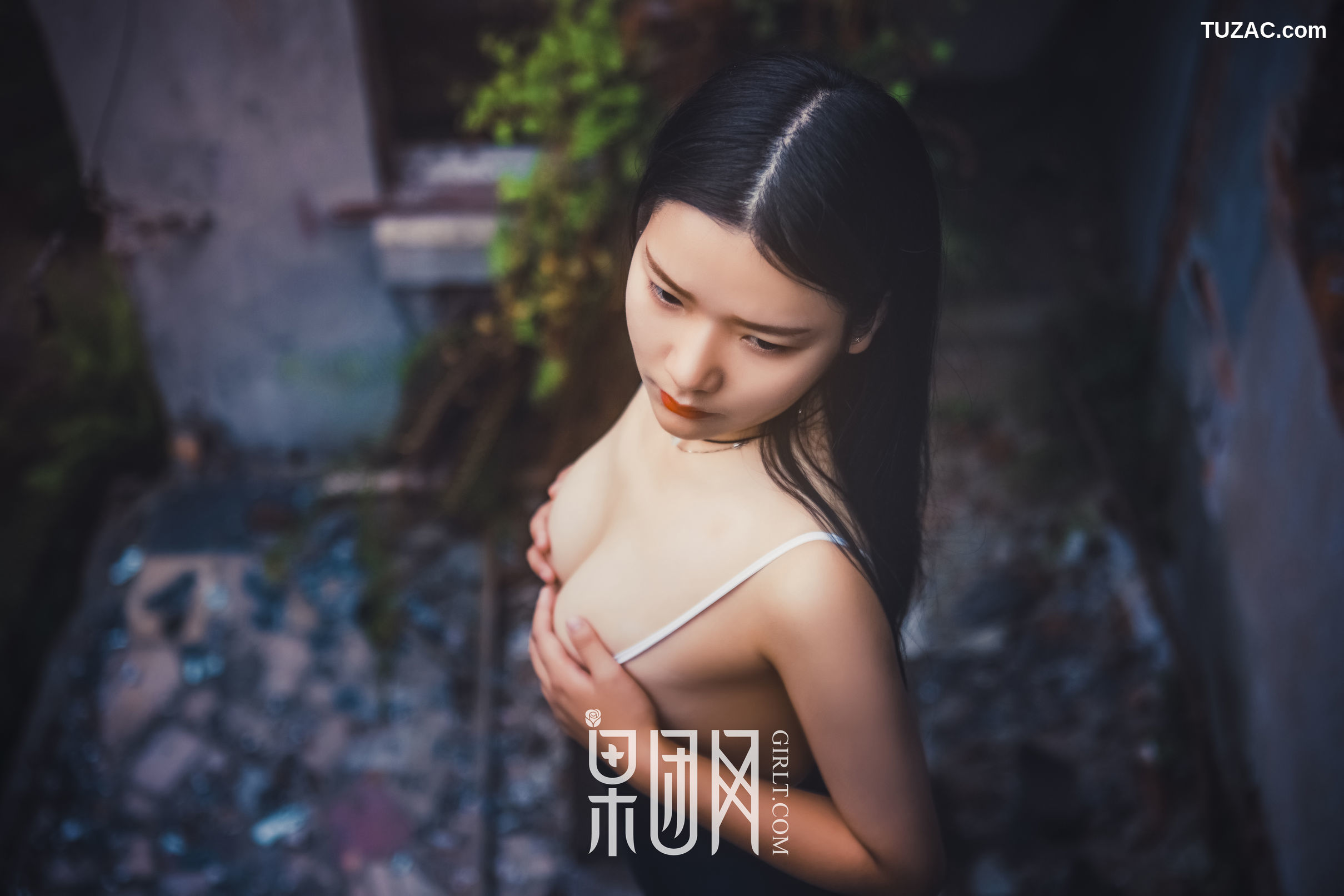 GIRLT果团网-089-寂静破败的老房子里-正在上演一场香艳大戏