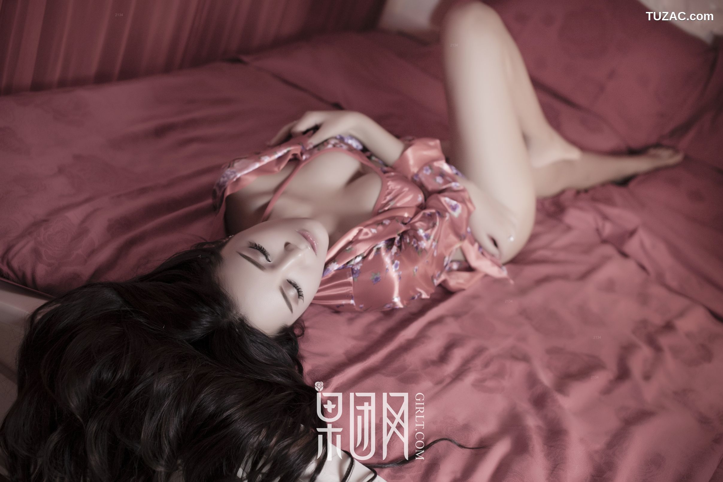 GIRLT果团网-148-朱赢-红色丝质睡衣半脱