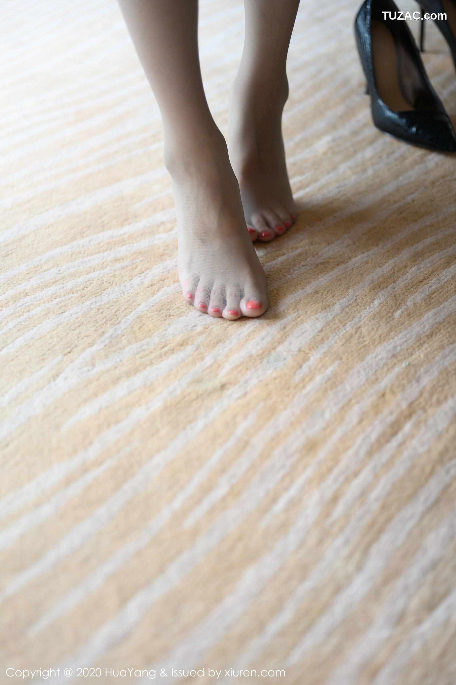 HuaYang花漾-209-梦心月《魅惑的吊裙与朦胧诱惑丝袜》写真集