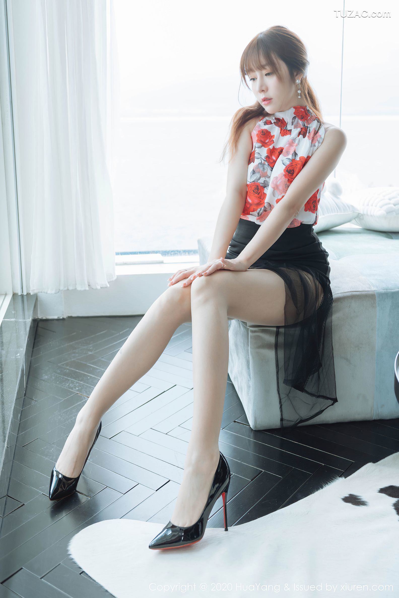 HuaYang花漾-259-王雨纯-鲜艳上衣-短裙-丝足写真