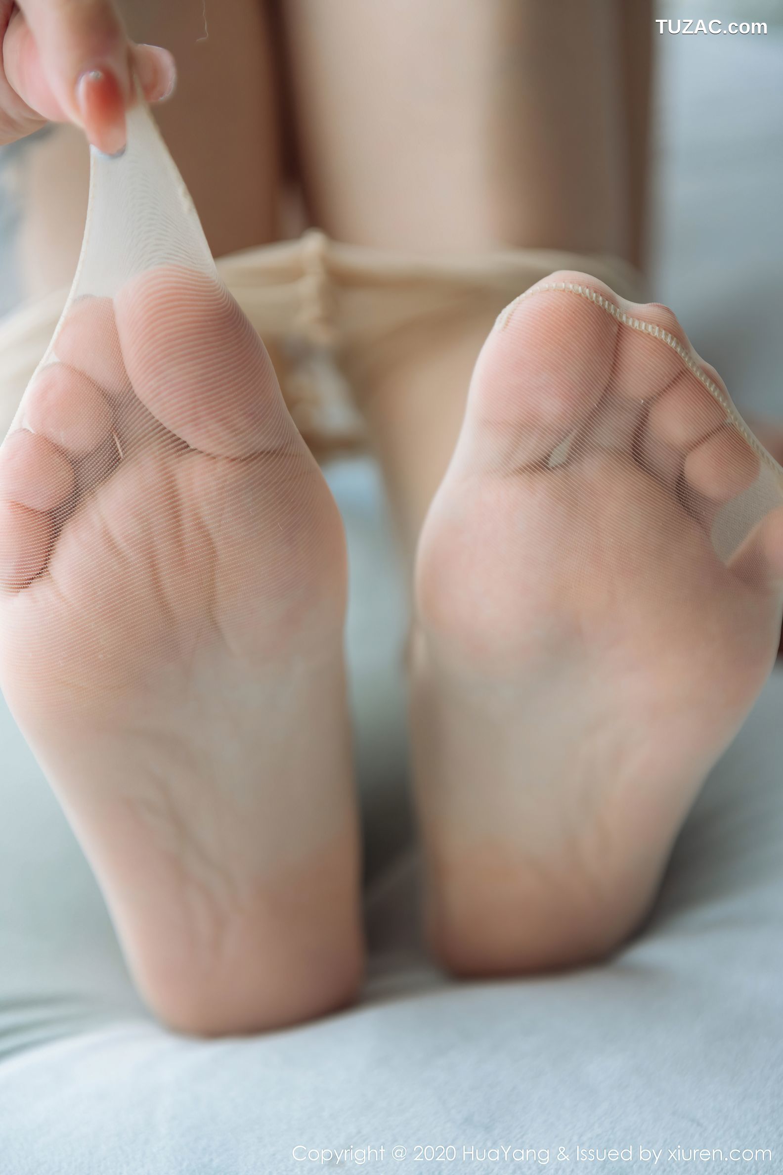 HuaYang花漾-259-王雨纯-鲜艳上衣-短裙-丝足写真