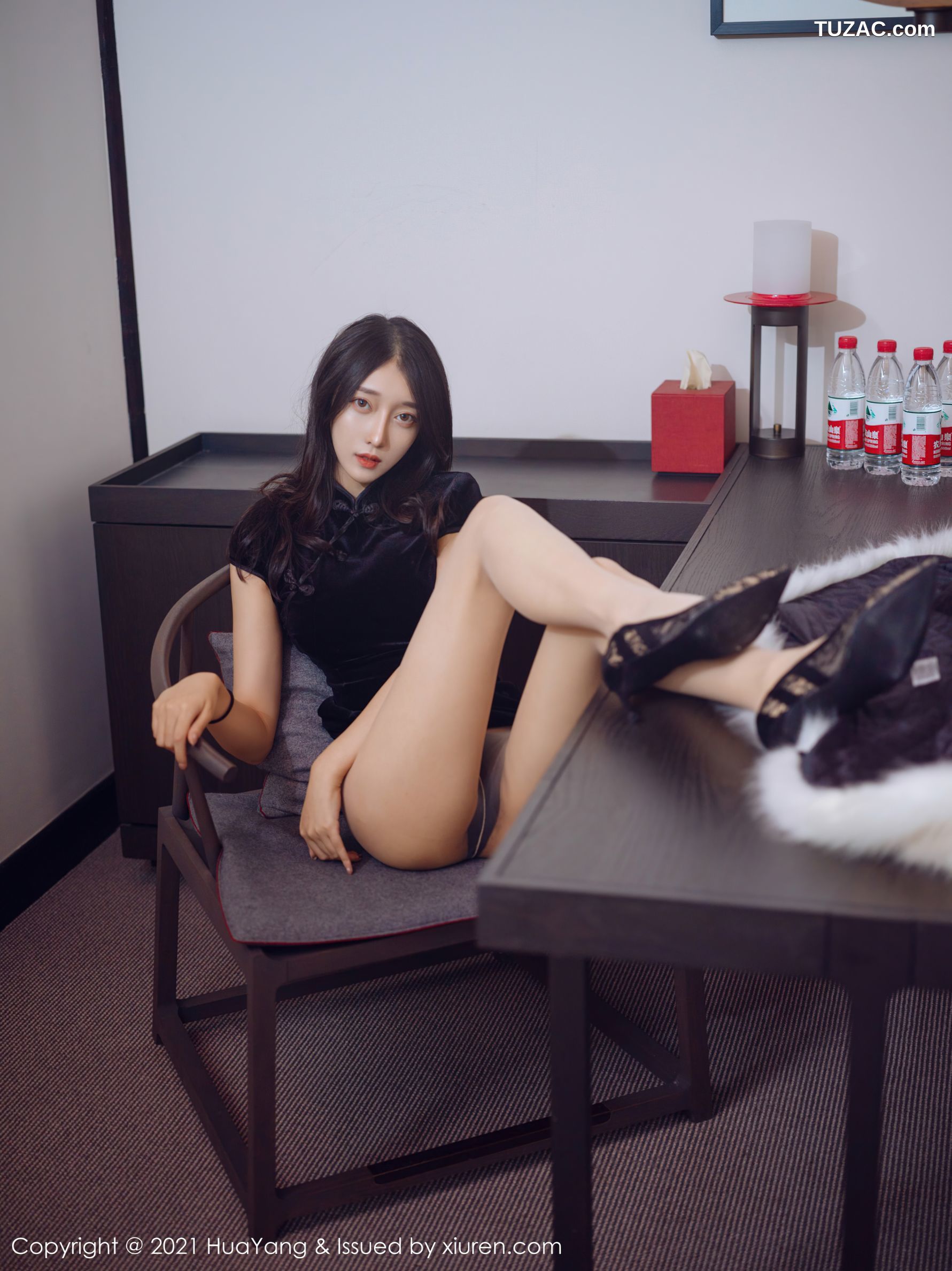 HuaYang花漾-353-玥儿玥-黑绒短旗袍肉丝