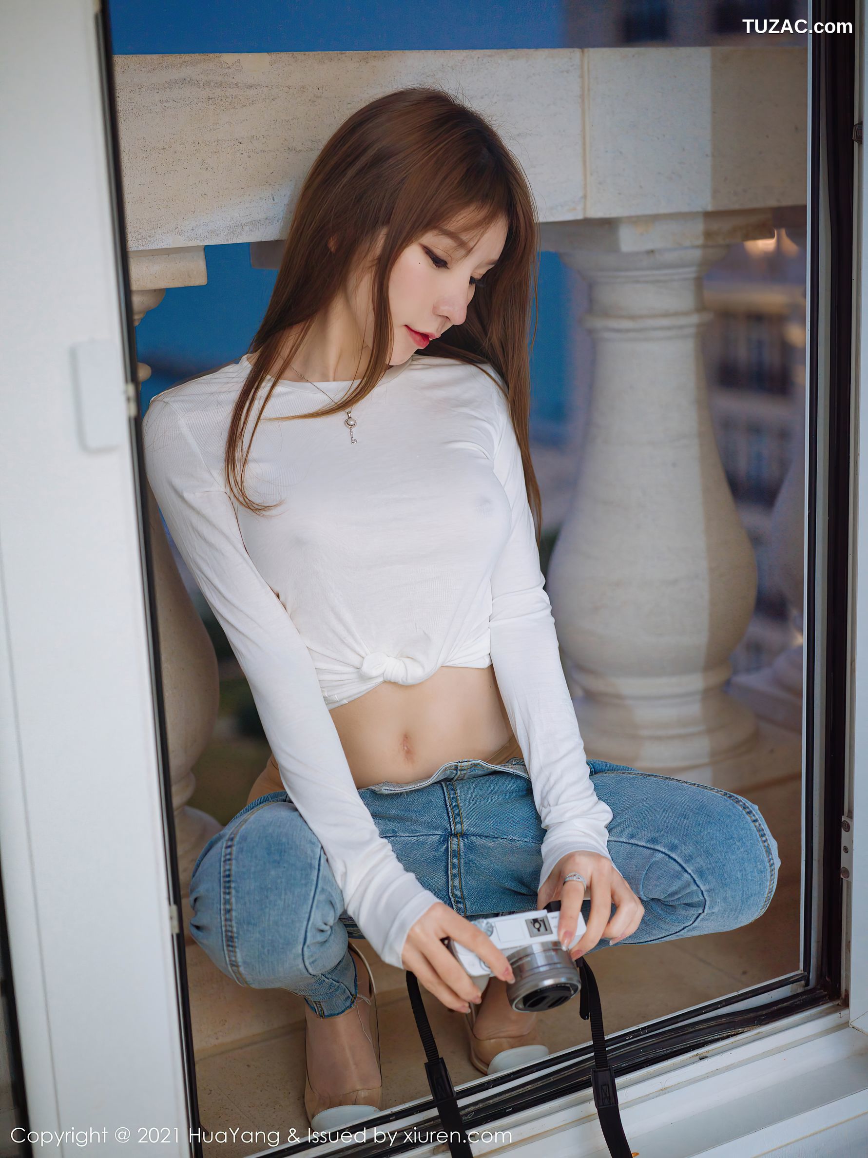 HuaYang花漾-357-周于希-白T牛仔裤凸点