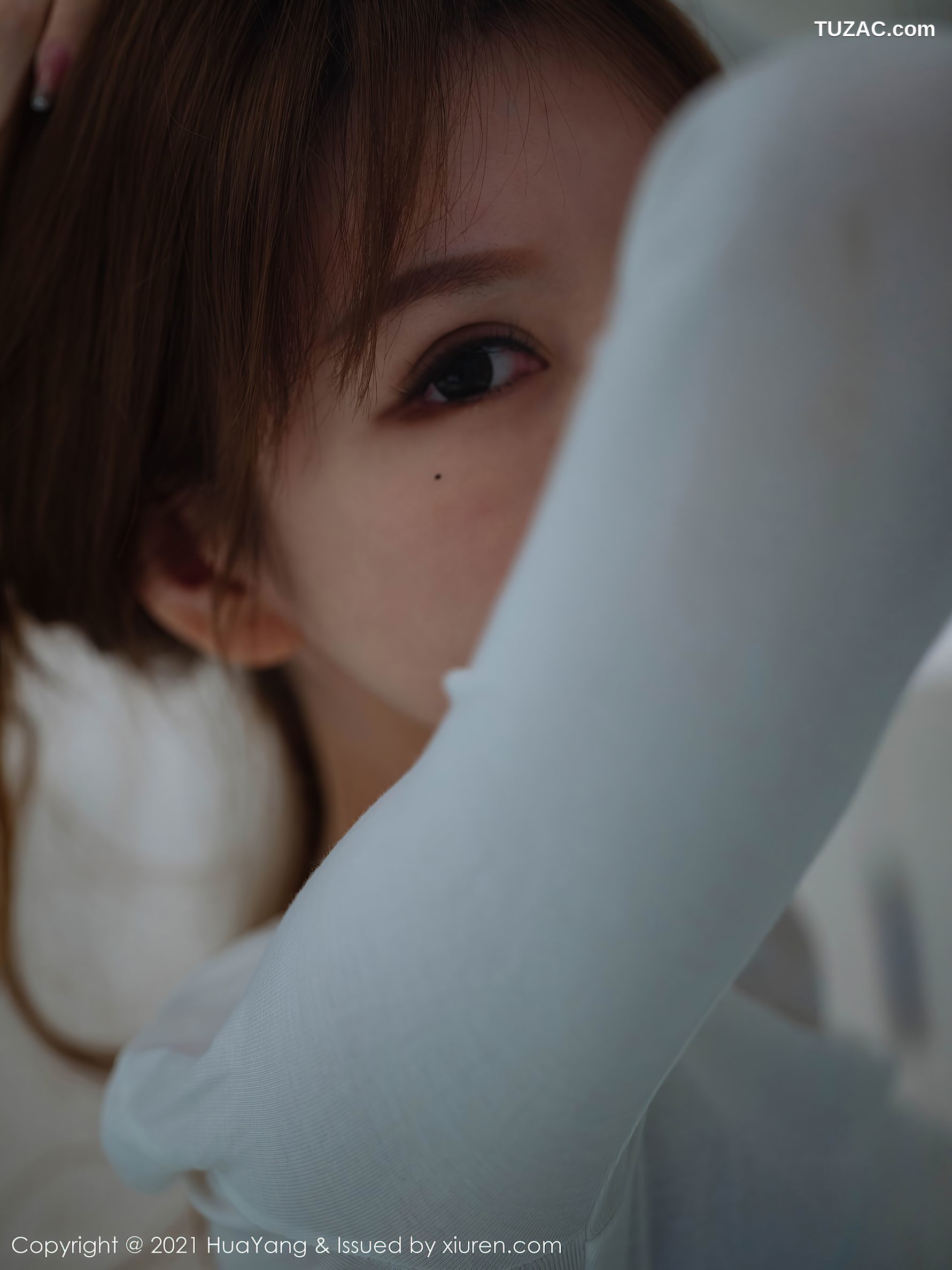 HuaYang花漾-357-周于希-白T牛仔裤凸点