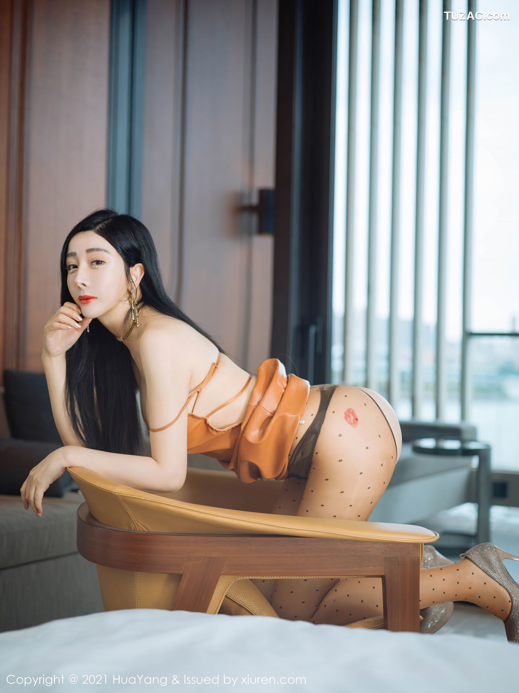 HuaYang花漾-359-允爾-橘色吊带皮短裙黑丝