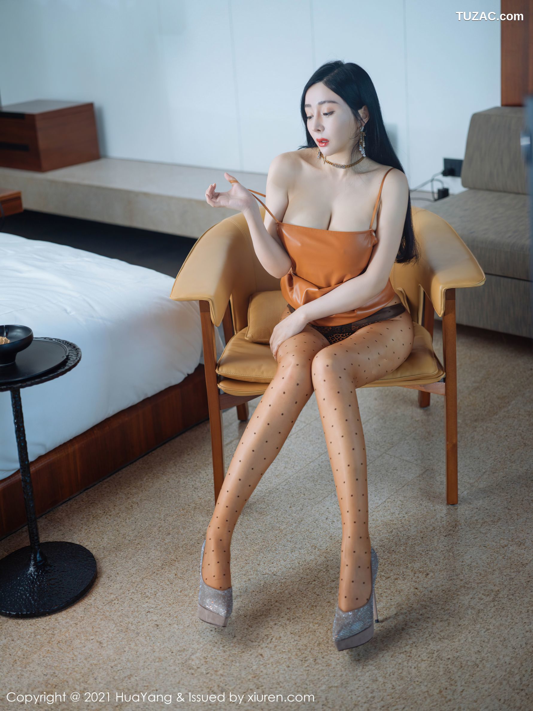 HuaYang花漾-359-允爾-橘色吊带皮短裙黑丝