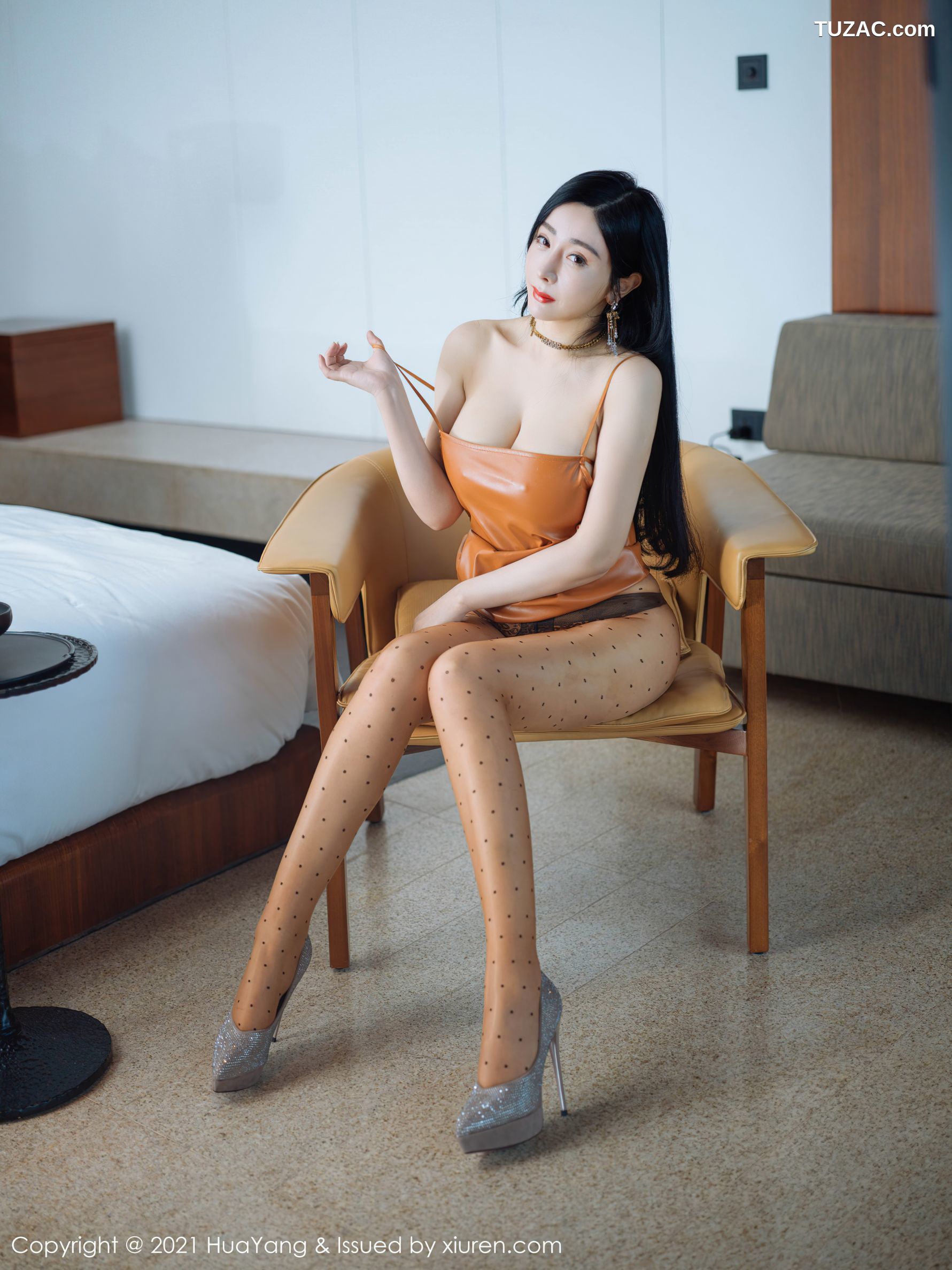 HuaYang花漾-359-允爾-橘色吊带皮短裙黑丝