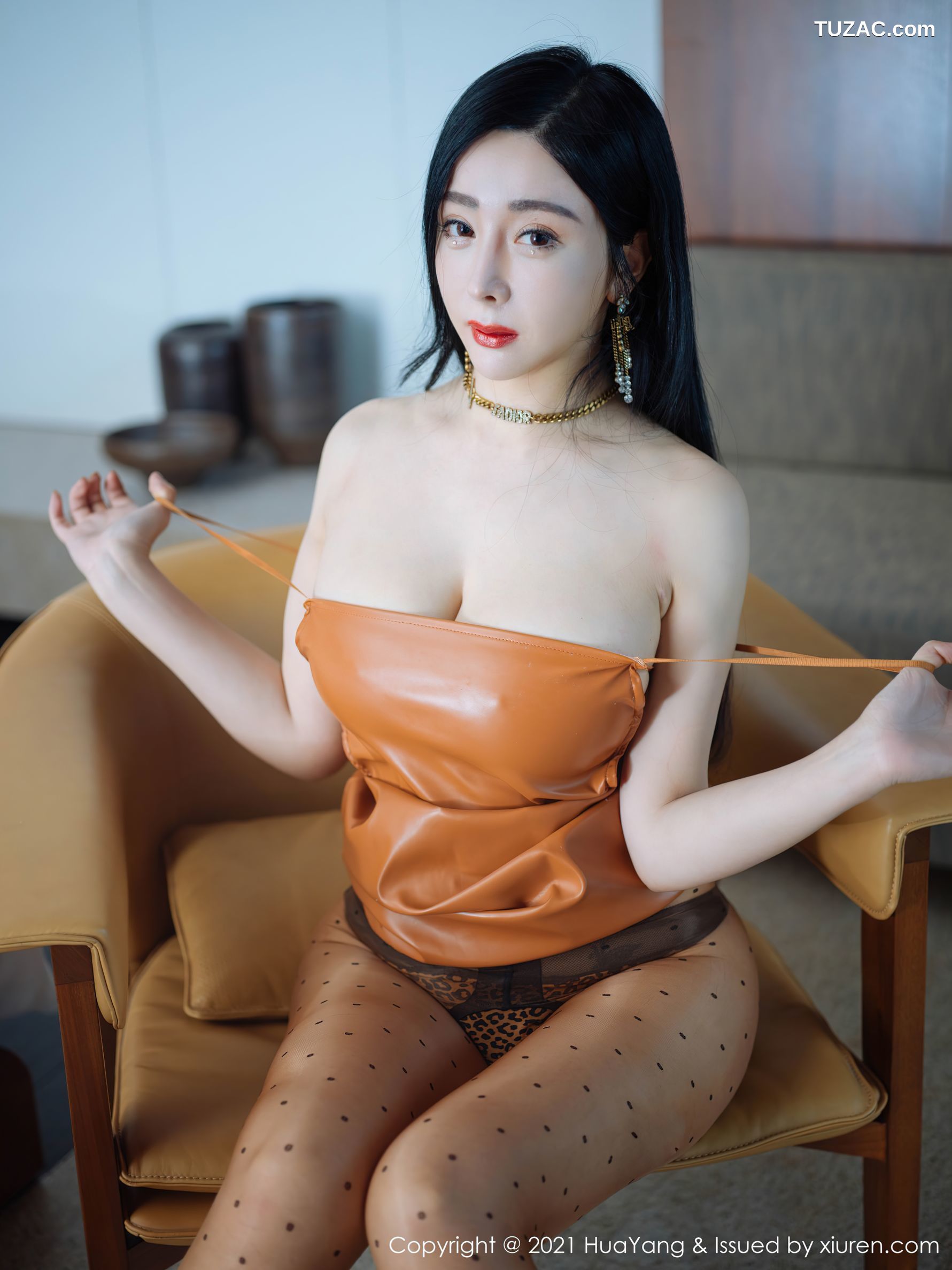 HuaYang花漾-359-允爾-橘色吊带皮短裙黑丝