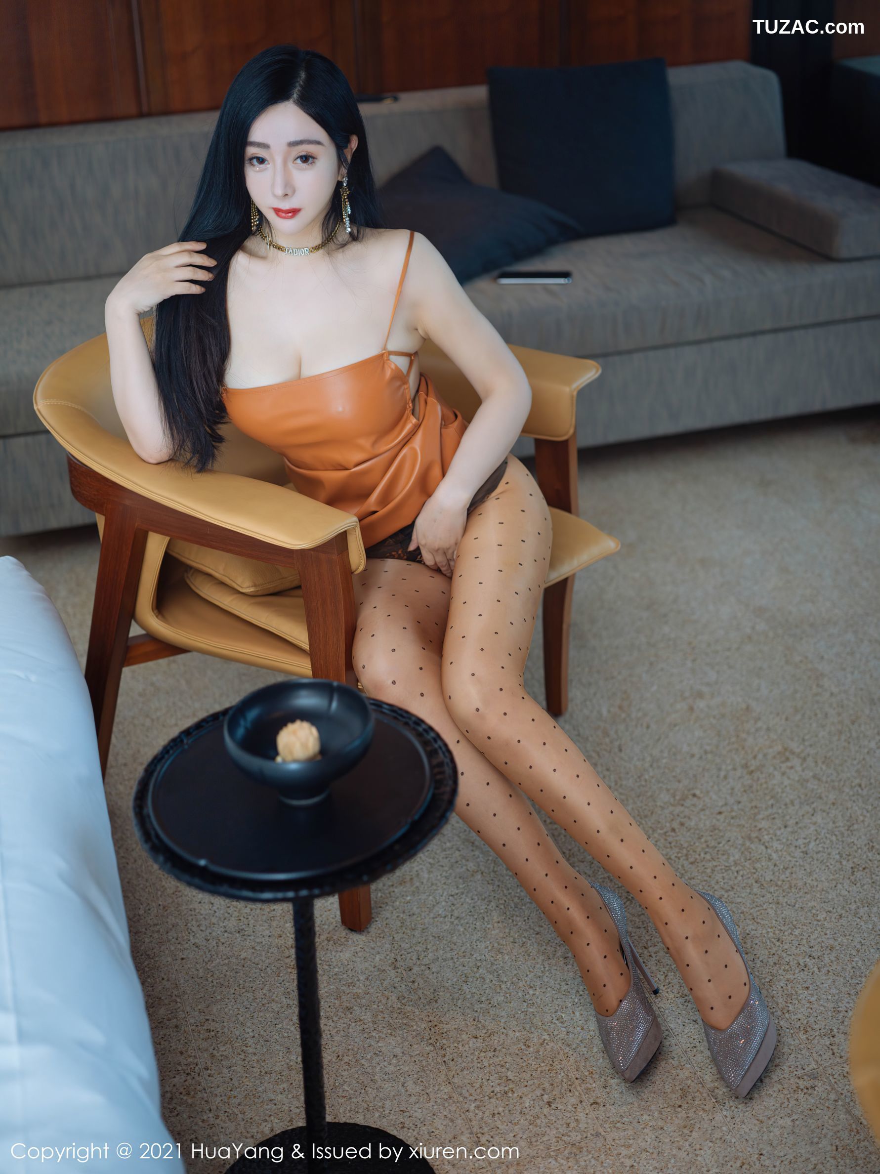 HuaYang花漾-359-允爾-橘色吊带皮短裙黑丝