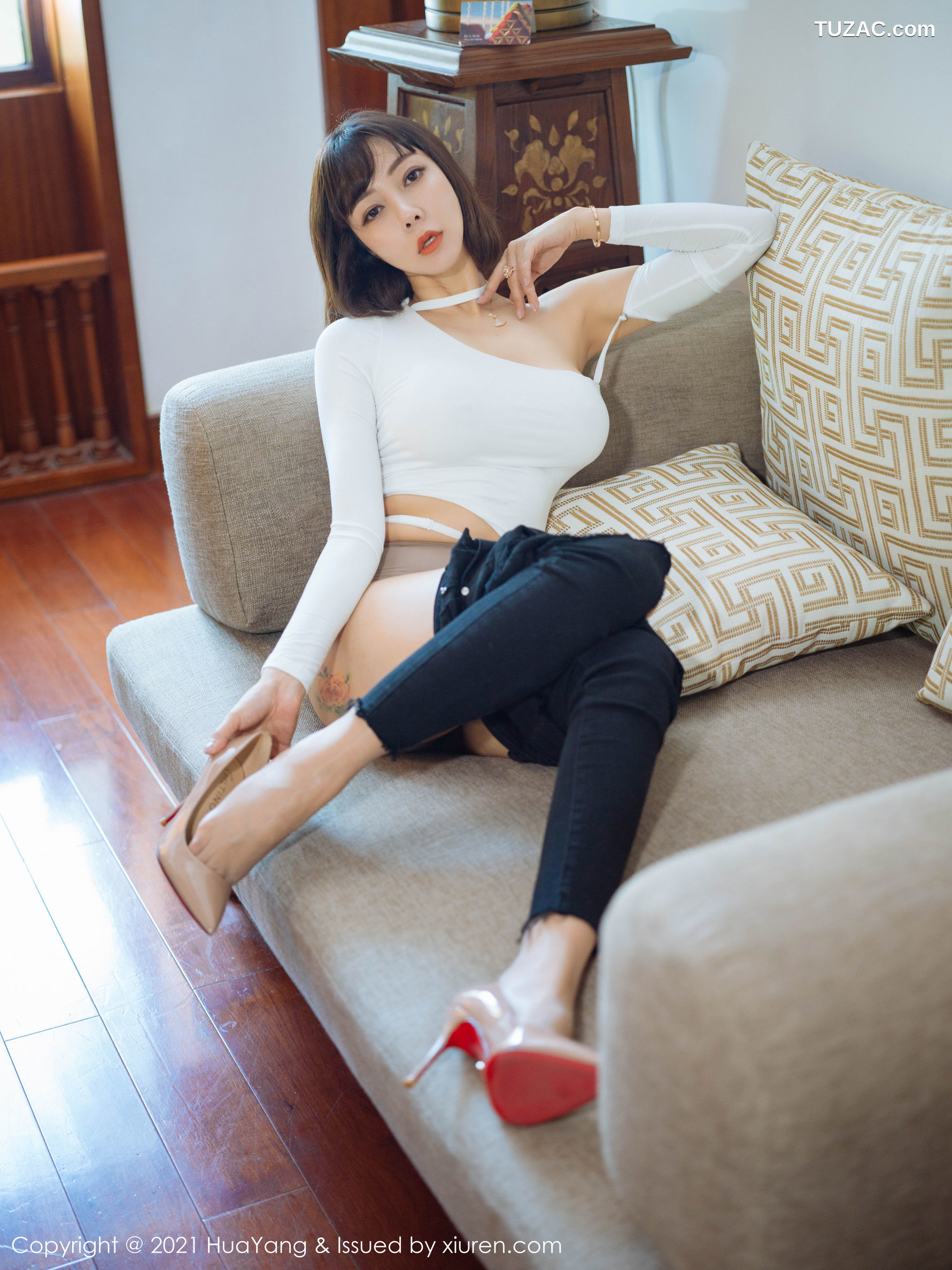 HuaYang花漾-414-果儿-白T黑牛仔裤肉丝