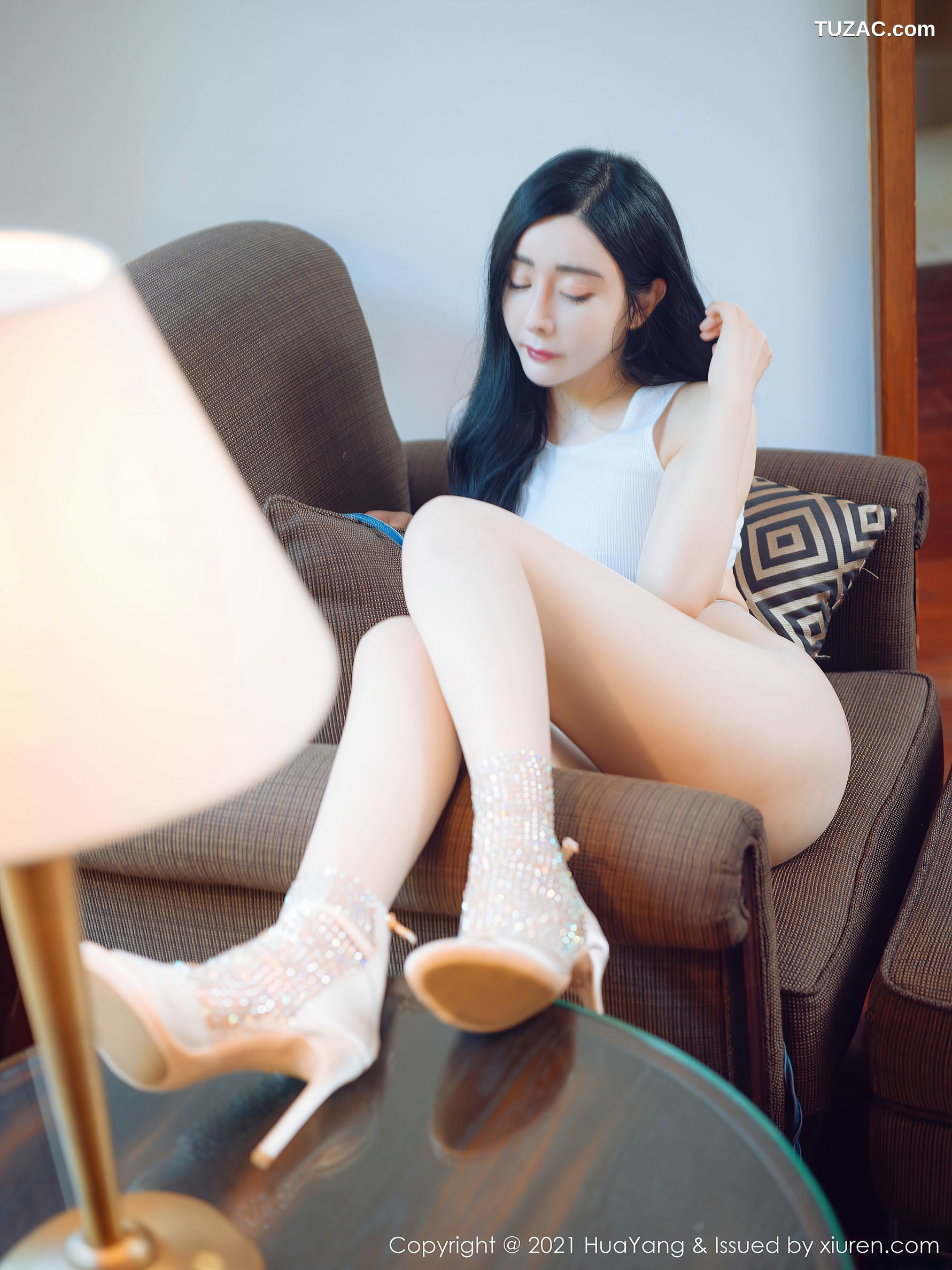 HuaYang花漾-421-允爾-爆乳白背心牛仔短裙
