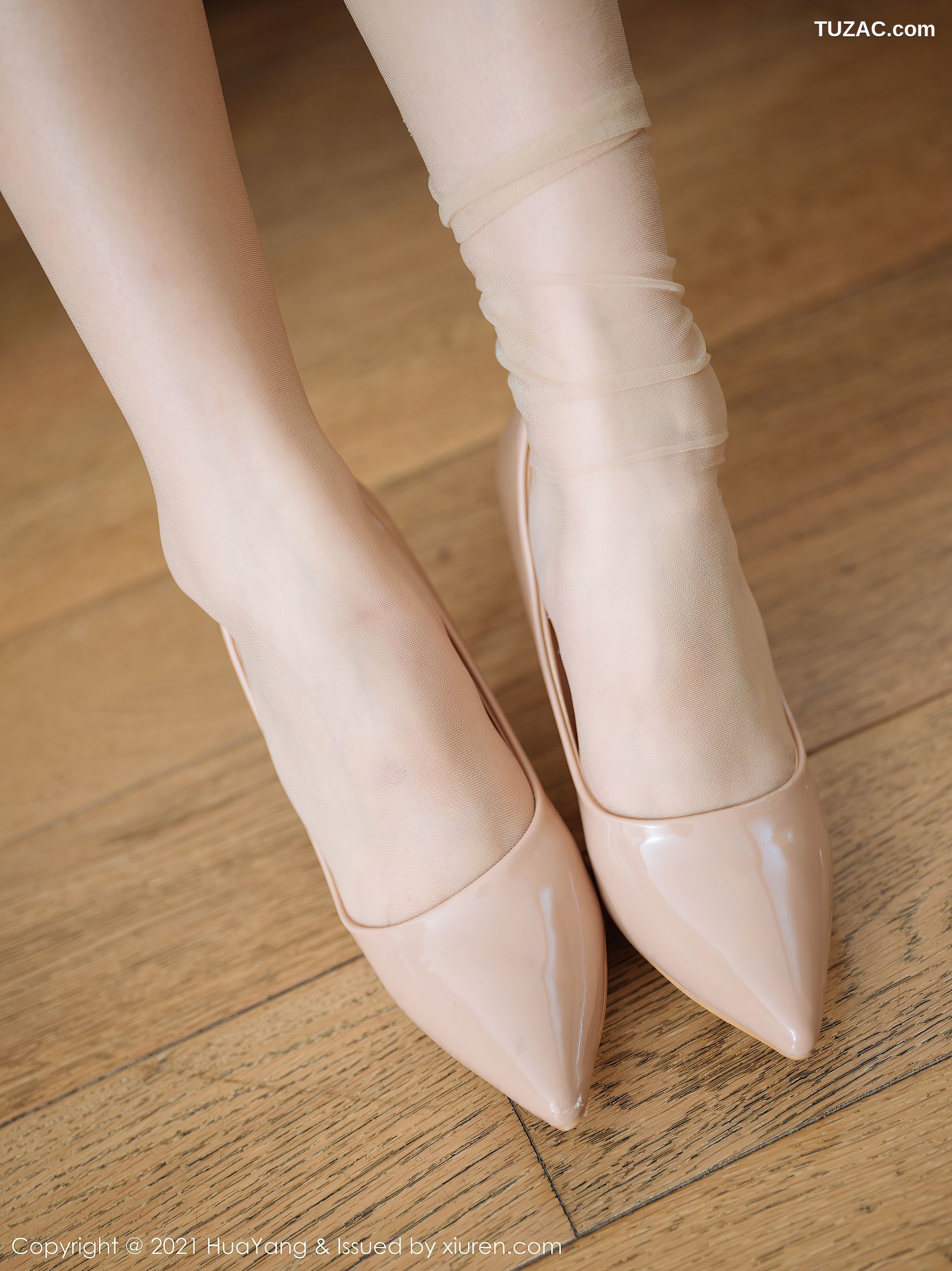 HuaYang花漾-446-熊小诺-桂林旅拍-浅军绿连衣短裙超薄肉丝