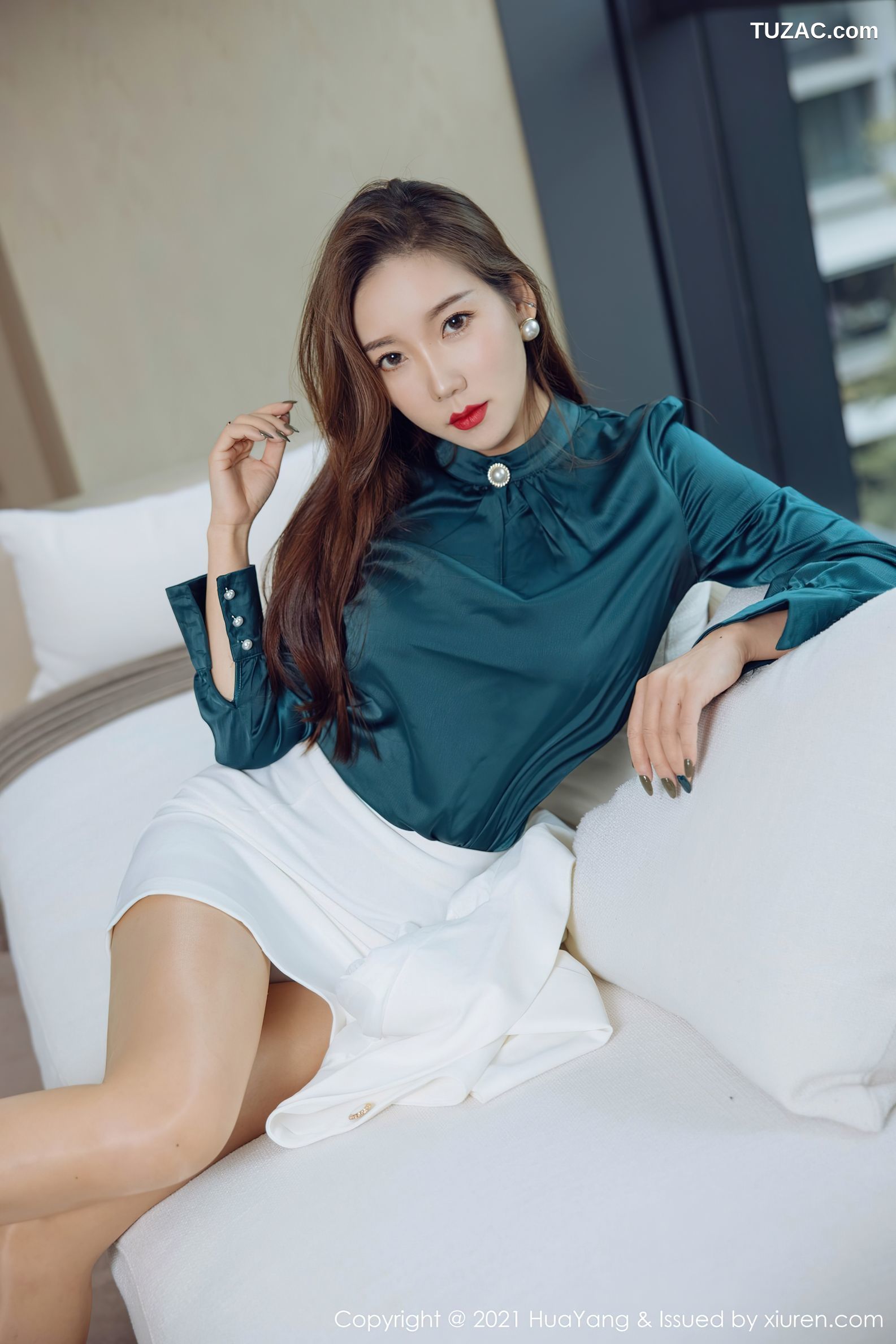 HuaYang花漾-456-艾静香-三亚旅拍-职业装OL主题撩裙闪亮肉丝