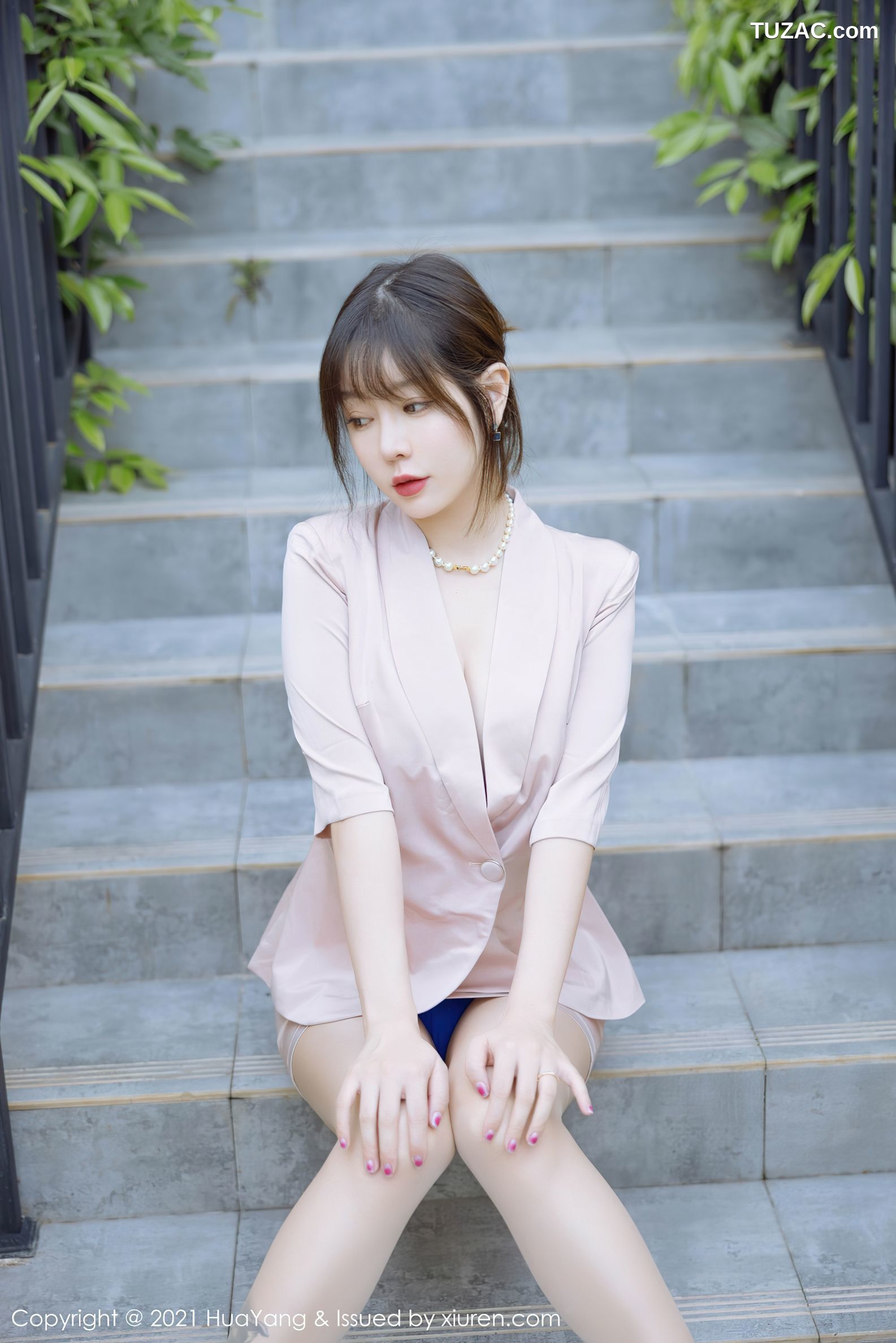 HuaYang花漾-476-王雨纯-成都旅拍-粉色外套蓝色精致内衣