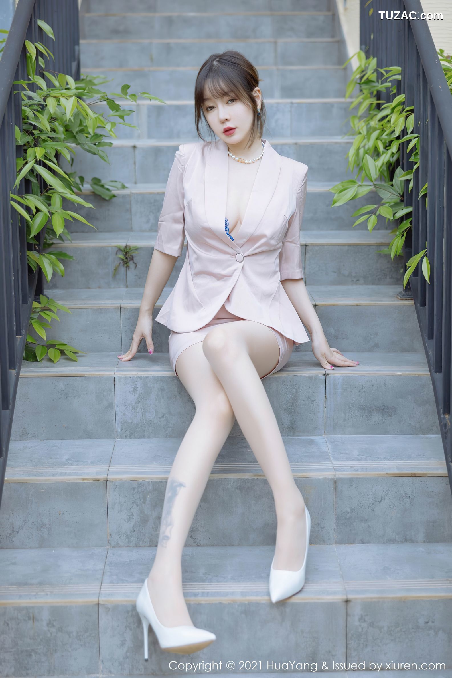 HuaYang花漾-476-王雨纯-成都旅拍-粉色外套蓝色精致内衣