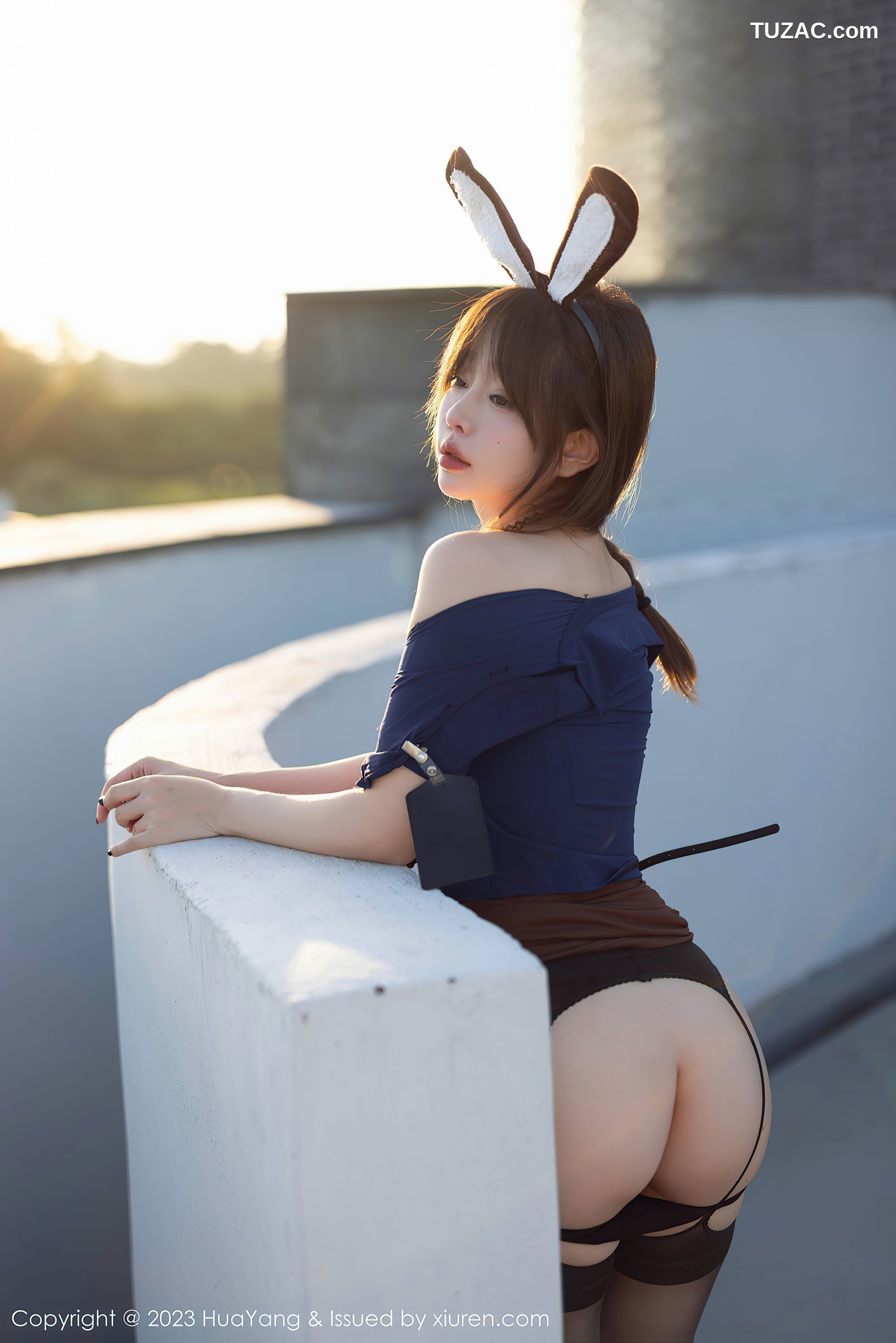 HuaYang花漾-555-王雨纯-济州岛旅拍-蓝色上衣咖啡色短裙黑丝-2023.12.01