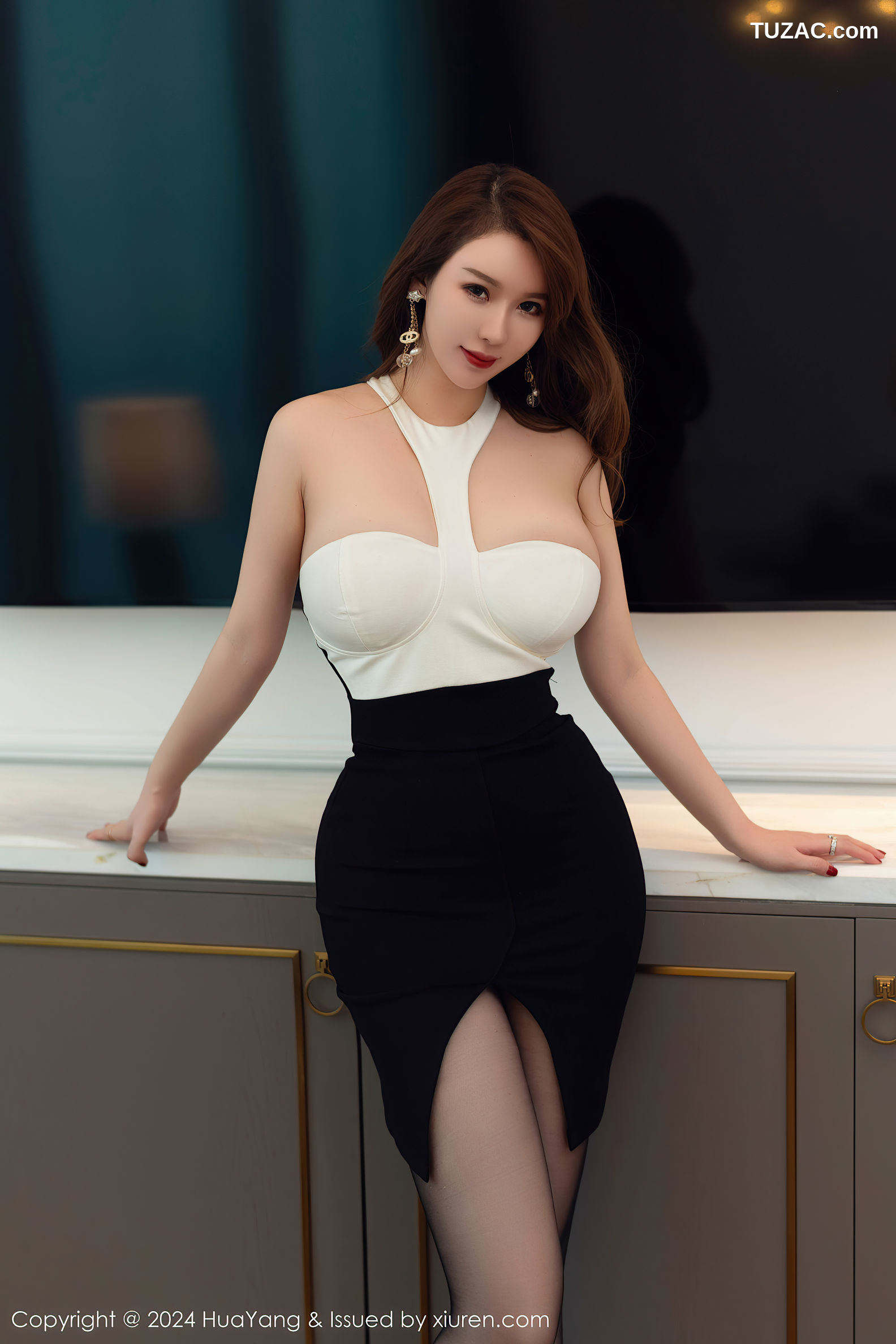 HuaYang花漾-564-尤妮丝Egg-白T黑短裙丰臀黑丝-2024.01.17