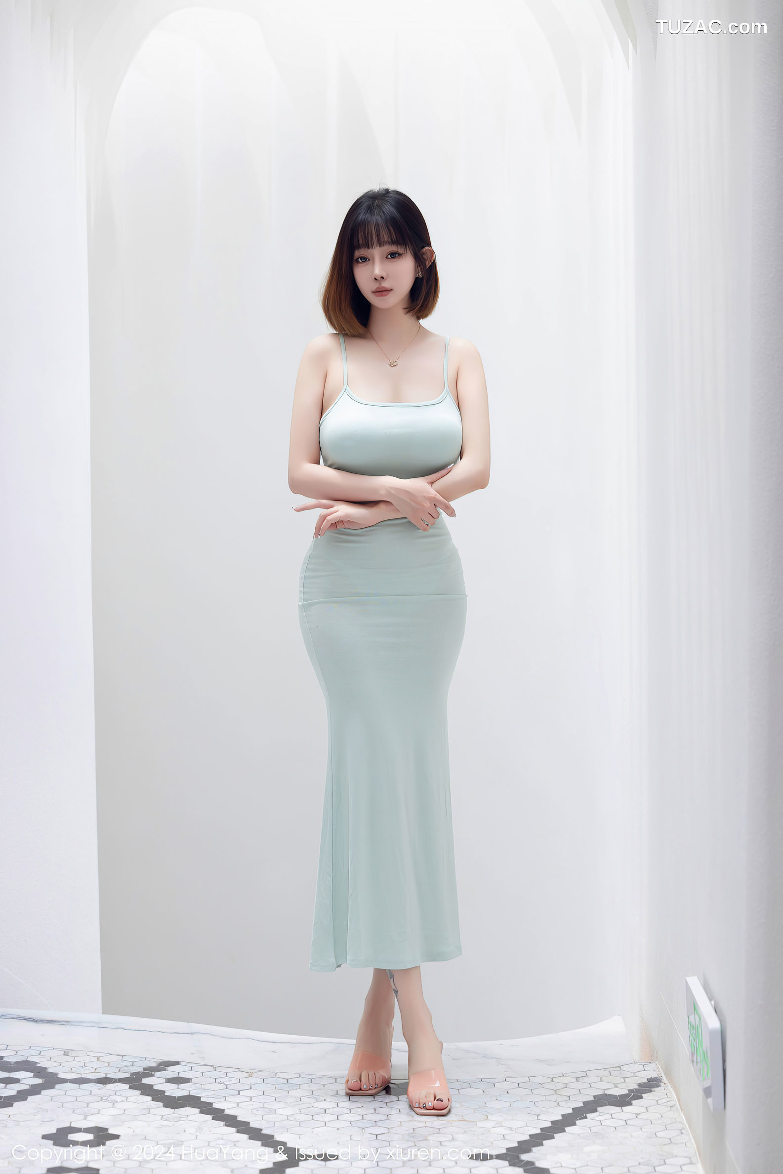 HuaYang花漾-586-王雨纯-淡绿吊带连衣裙-2024.06.28