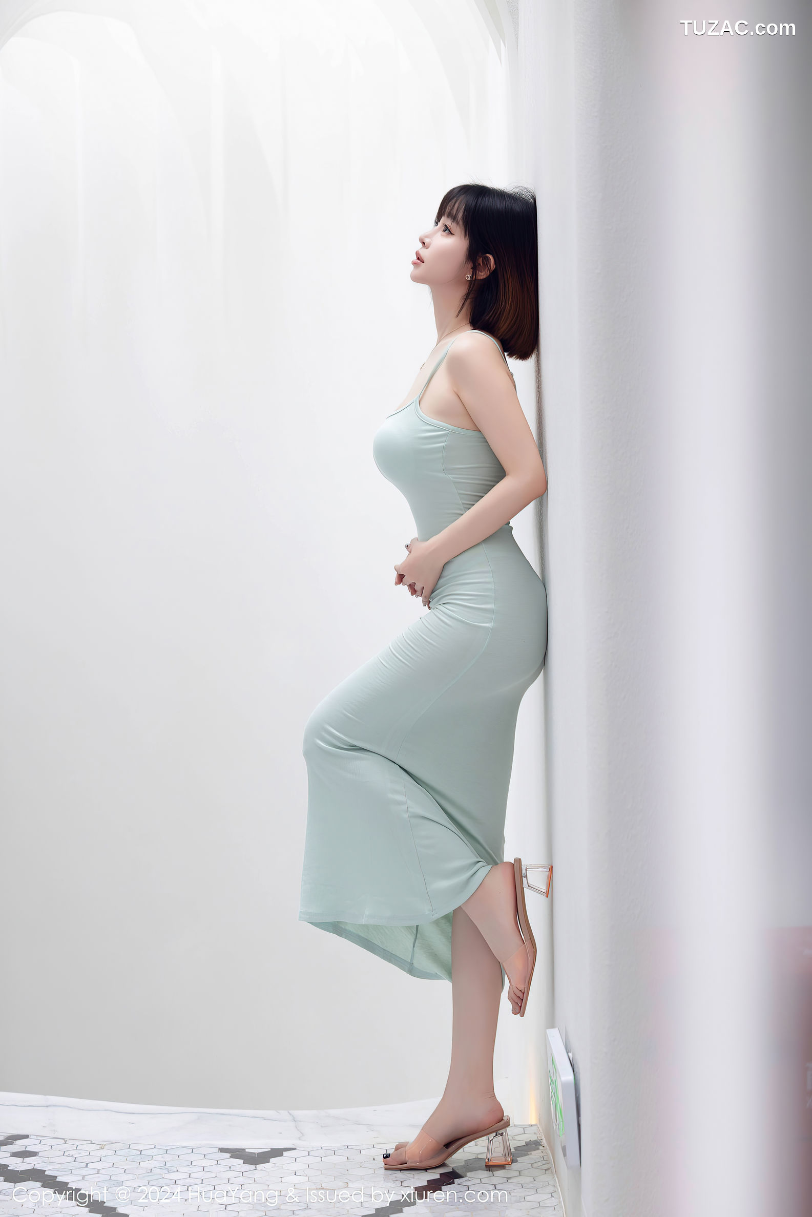 HuaYang花漾-586-王雨纯-淡绿吊带连衣裙-2024.06.28